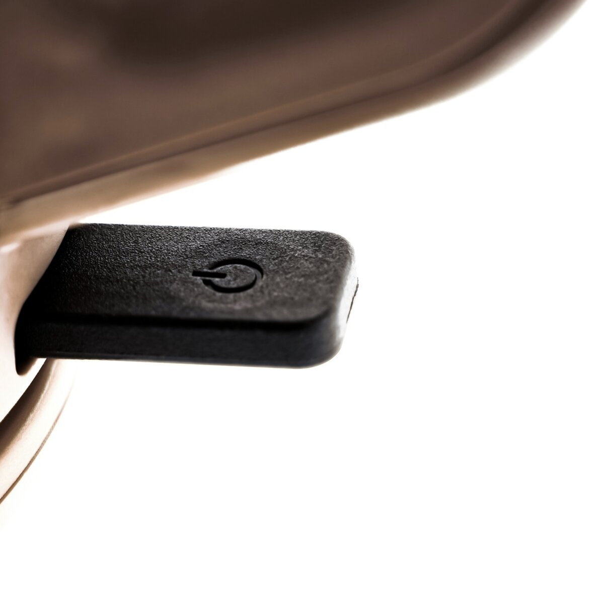 Schwarzer Stecker mit Ein-/Aus-Symbol in einem braunen Gehäuse.