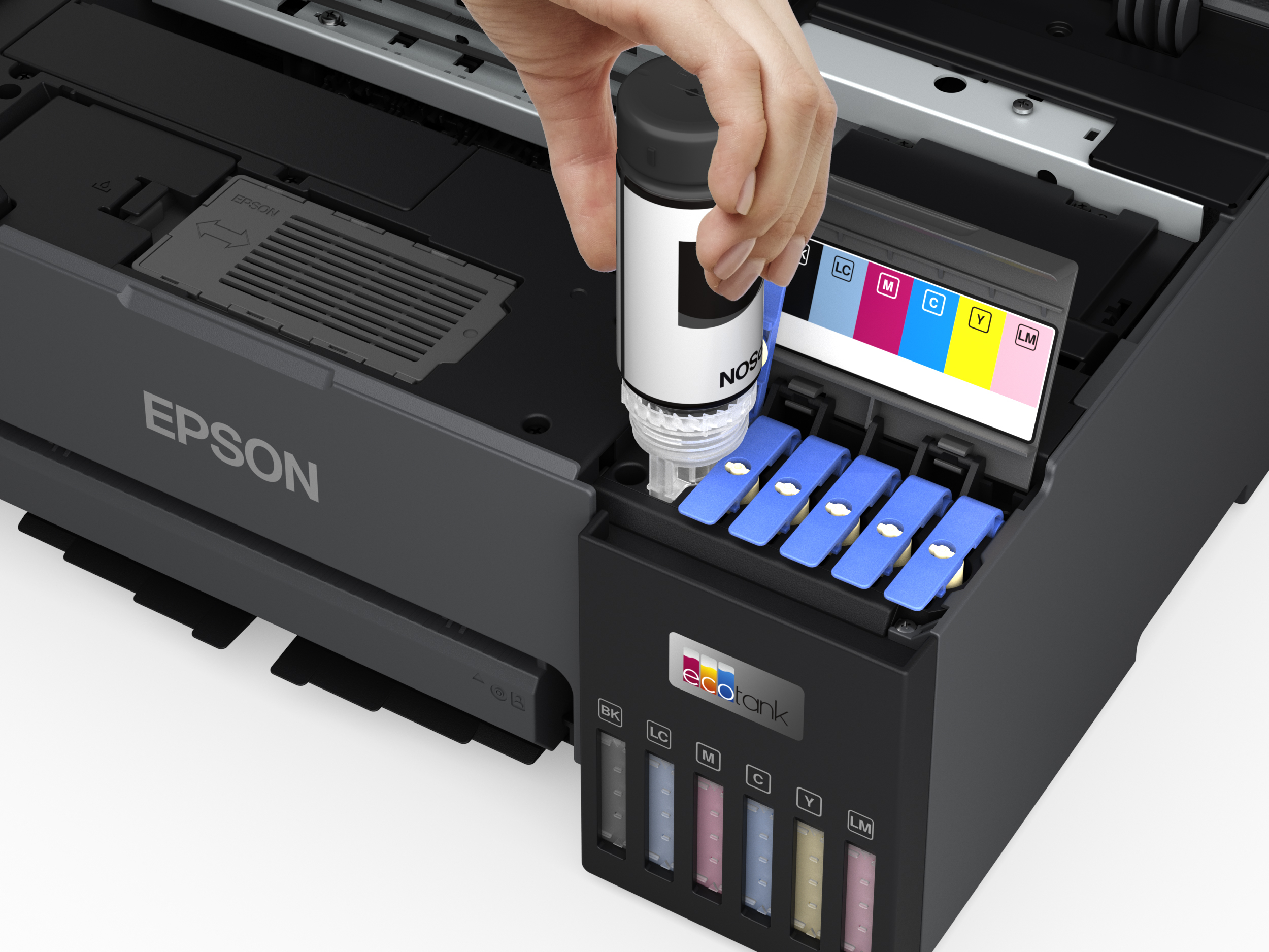 Bir el, siyah bir Epson EcoTank yazıcıya mürekkep dolduruyor.