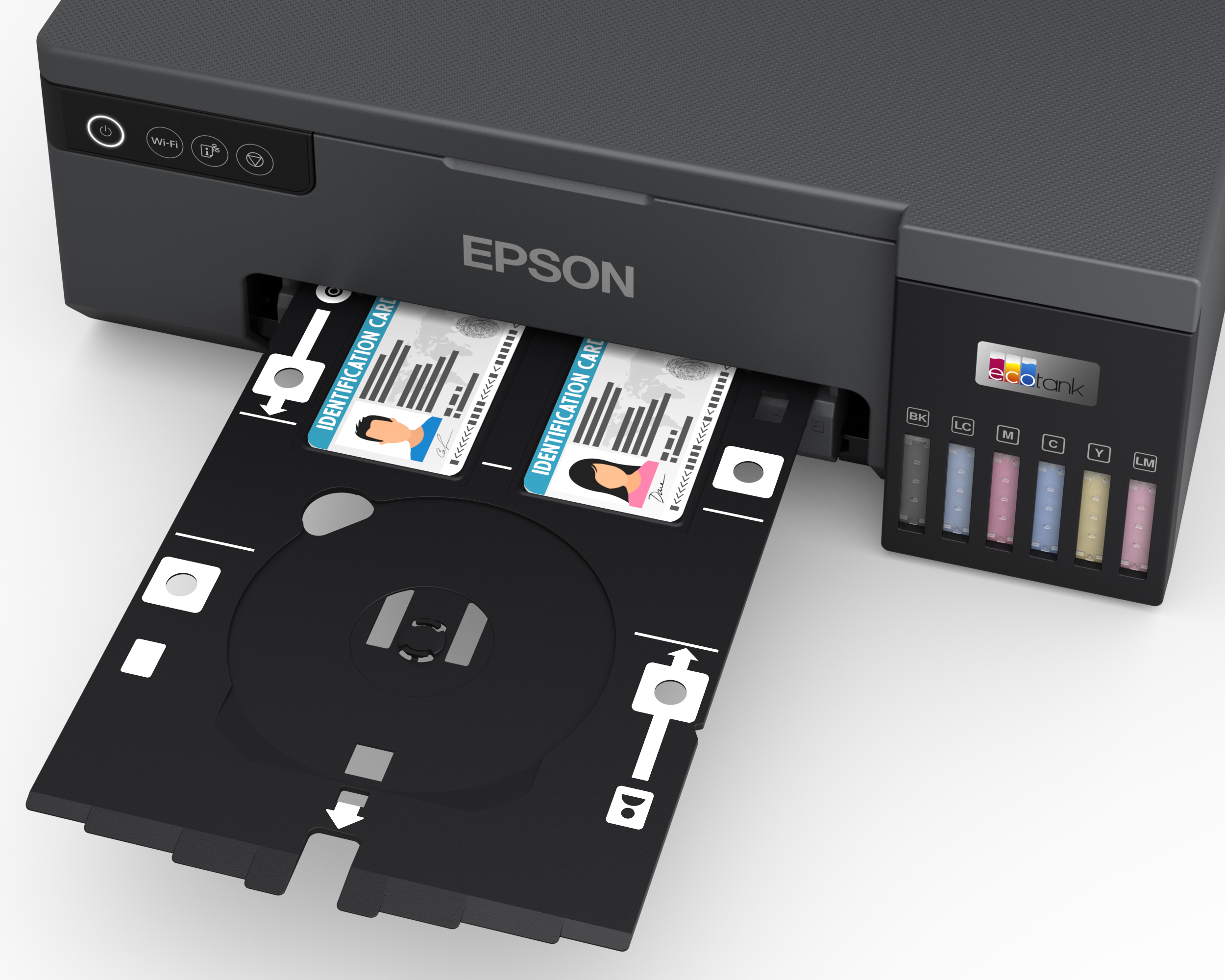 Bir Epson yazıcı siyah bir kaset üzerine iki kimlik kartı basar.