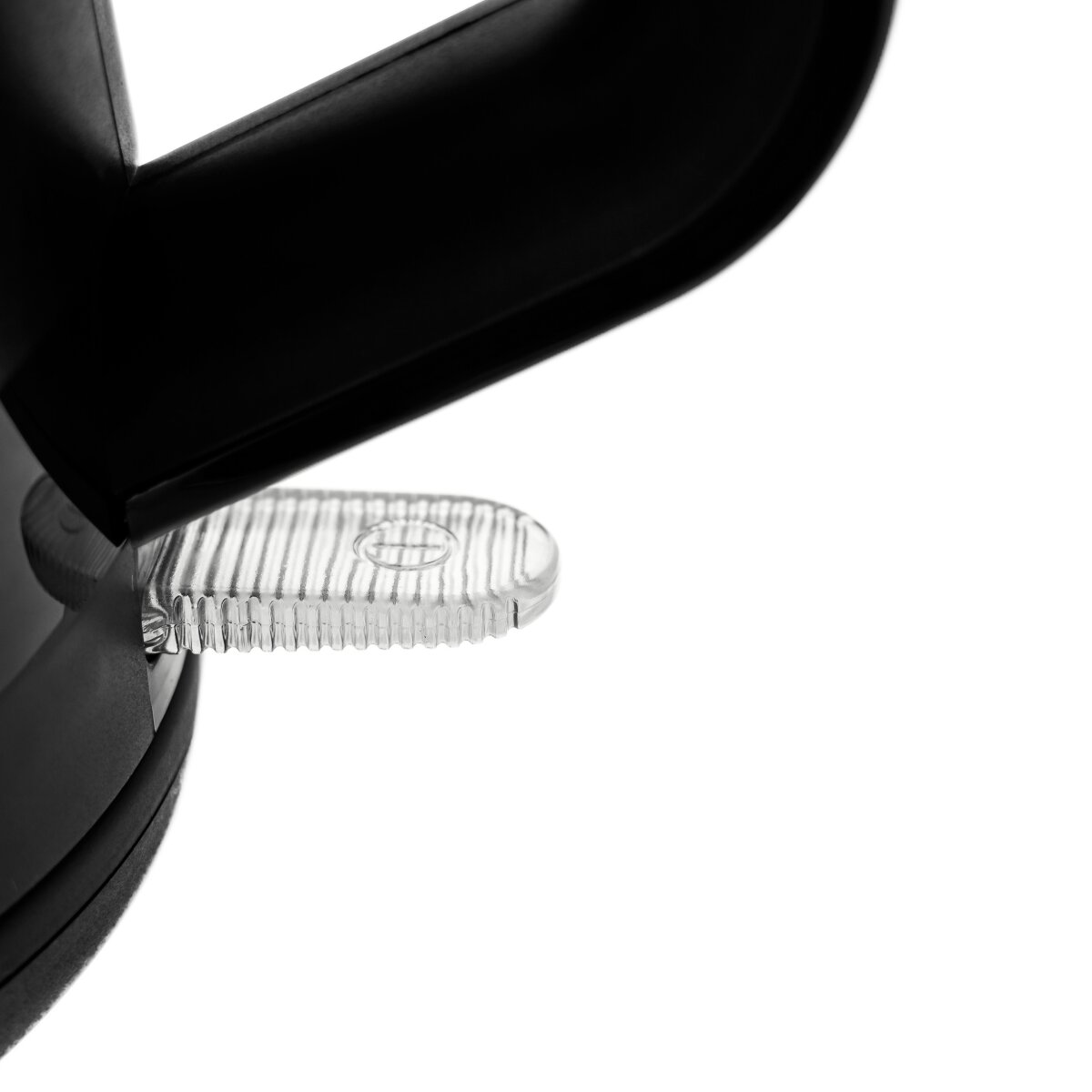 Nahaufnahme eines schwarzen Autospiegelgehäuses mit Blinker.