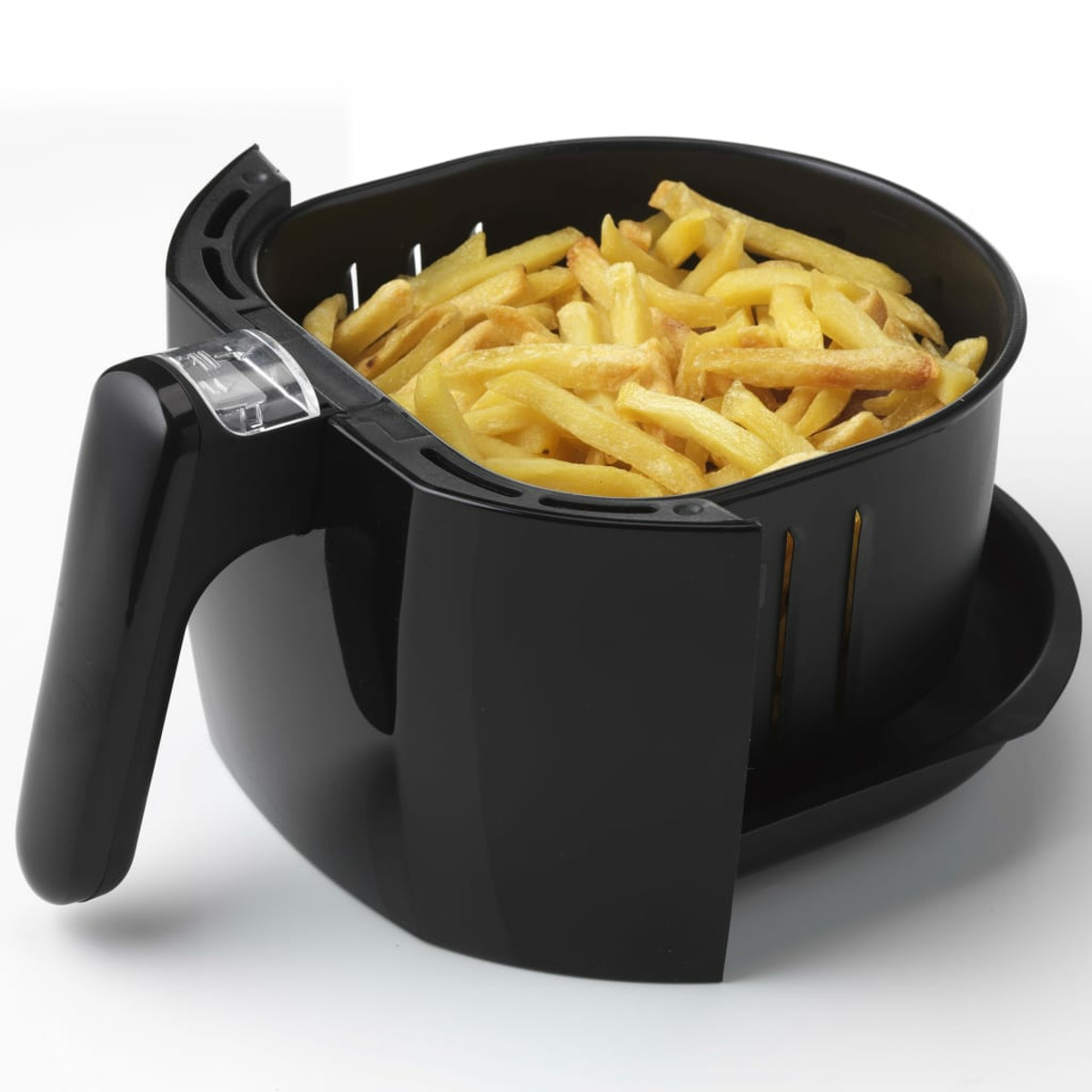 Friggitrice ad aria nera piena di patatine fritte dorate.
