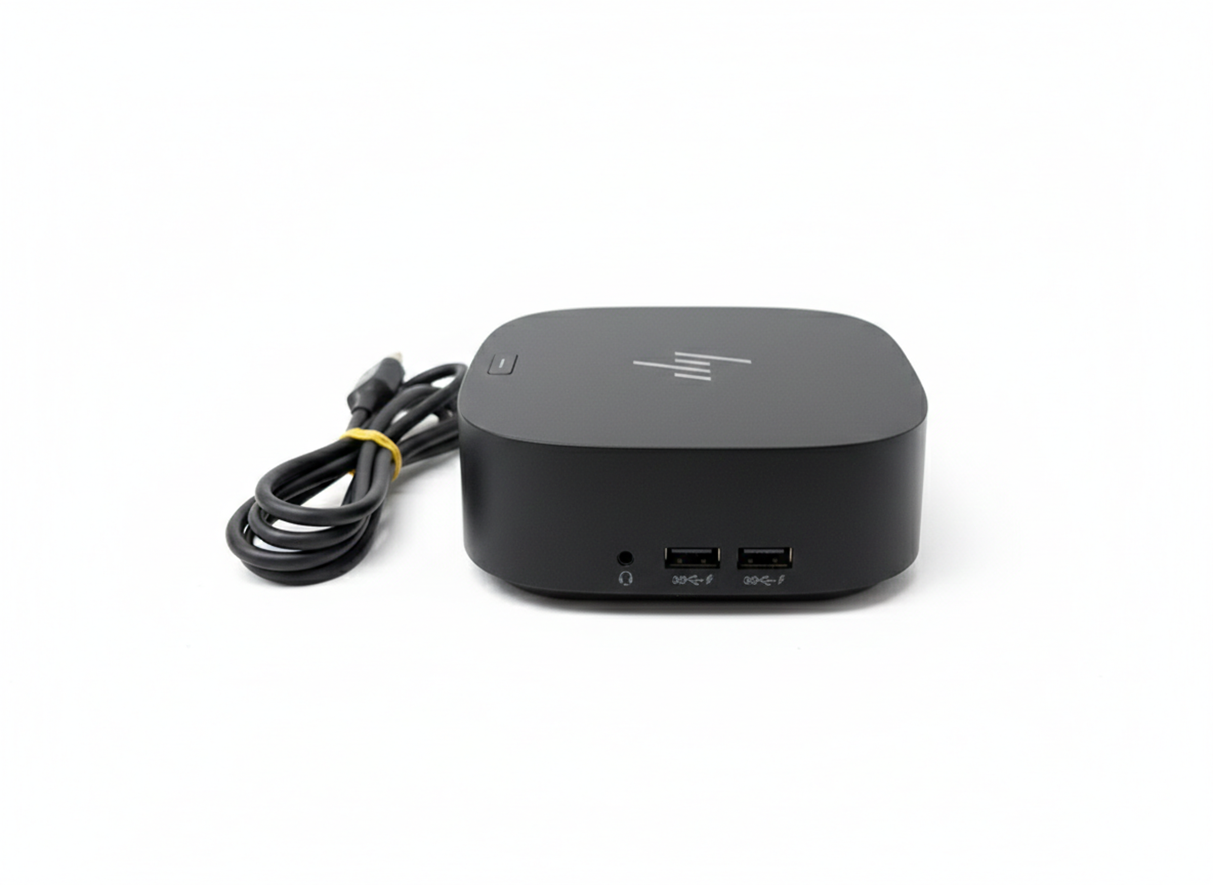 Czarny, prostokątny dock HP z portami USB i kablem na białym tle.