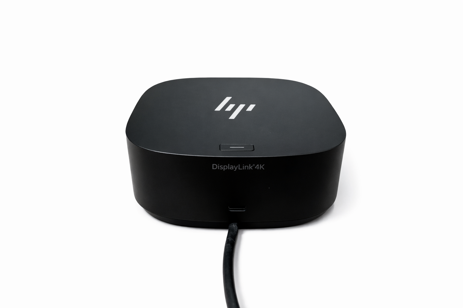 Czarna stacja dokująca HP DisplayLink 4K z logo HP. Podłączony kabel.