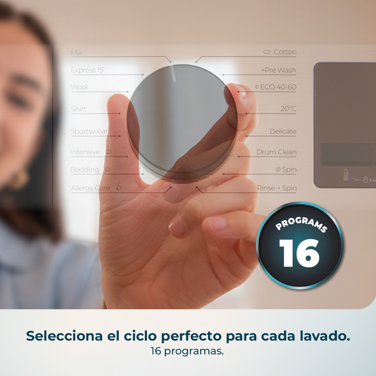 Mano che gira la manopola dei programmi della lavatrice. 16 programmi.