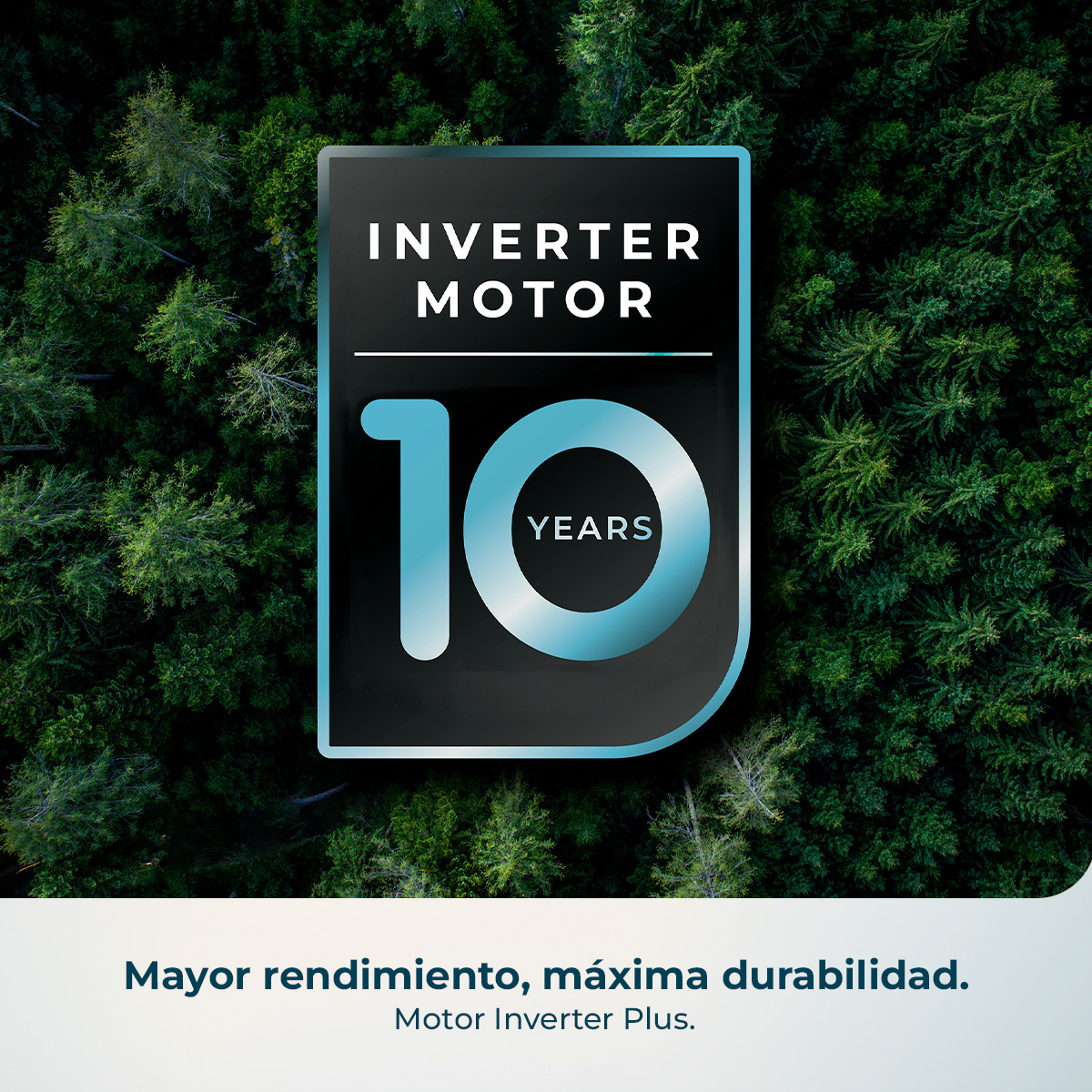 Ein schwarzes Schild mit 'INVERTER MOTOR' und '10 YEARS' auf einem Waldhintergrund.