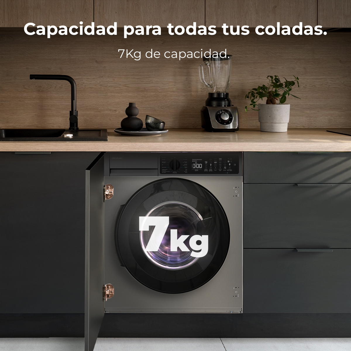 Una lavadora de 7kg de capacidad, integrada en una cocina.