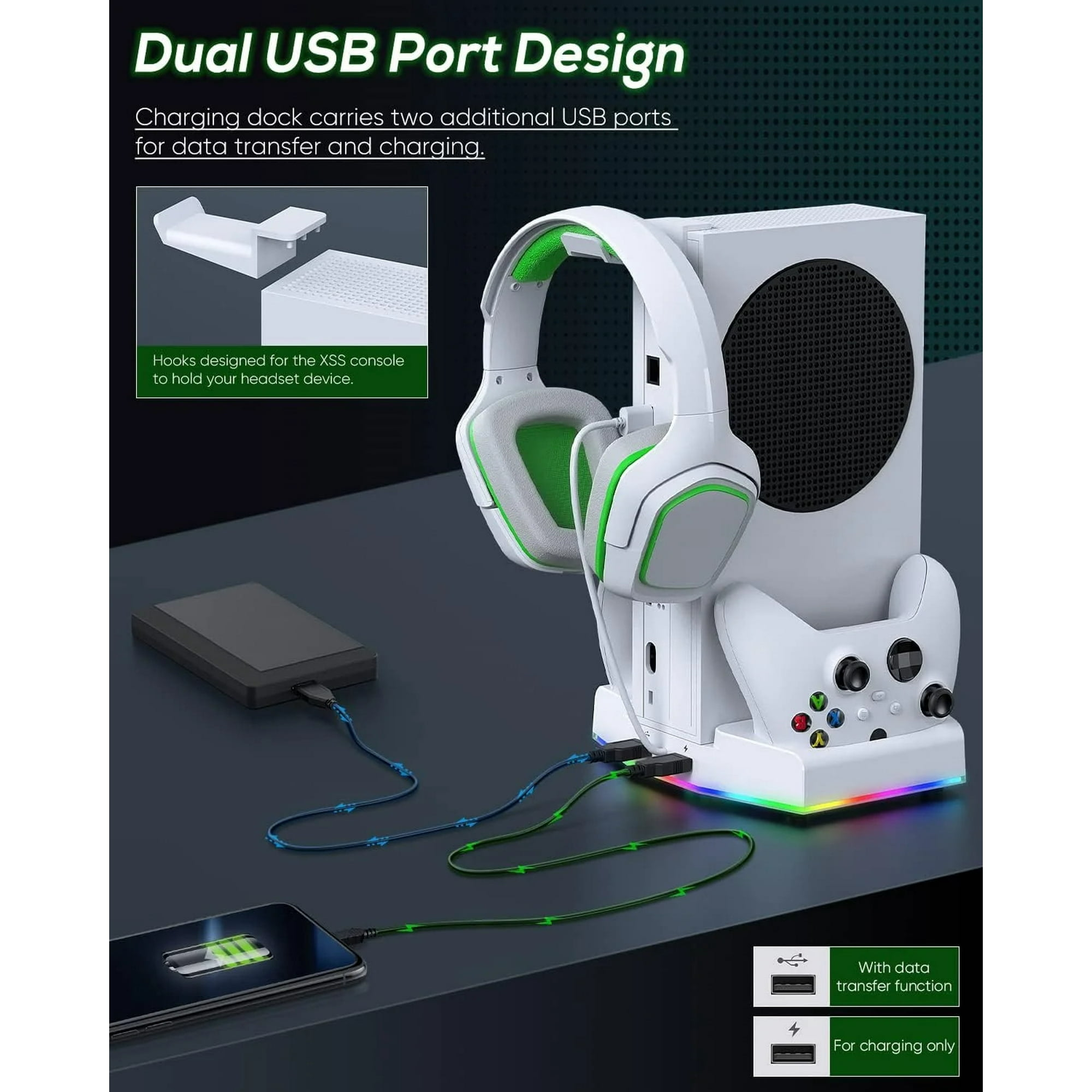 Gaming-Headset auf einer Ladestation neben einer Konsole und einem Controller.