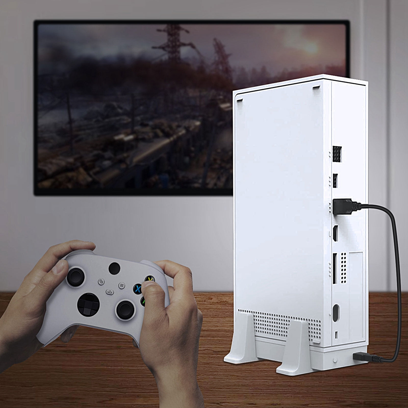 Eine weiße Spielekonsole steht auf einem Holzsockel, daneben ein Controller.