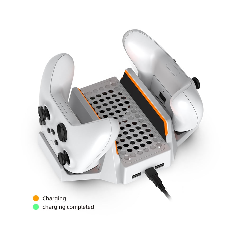 Weiße Controller-Ladestation mit zwei Controllern und einem USB-Kabel.