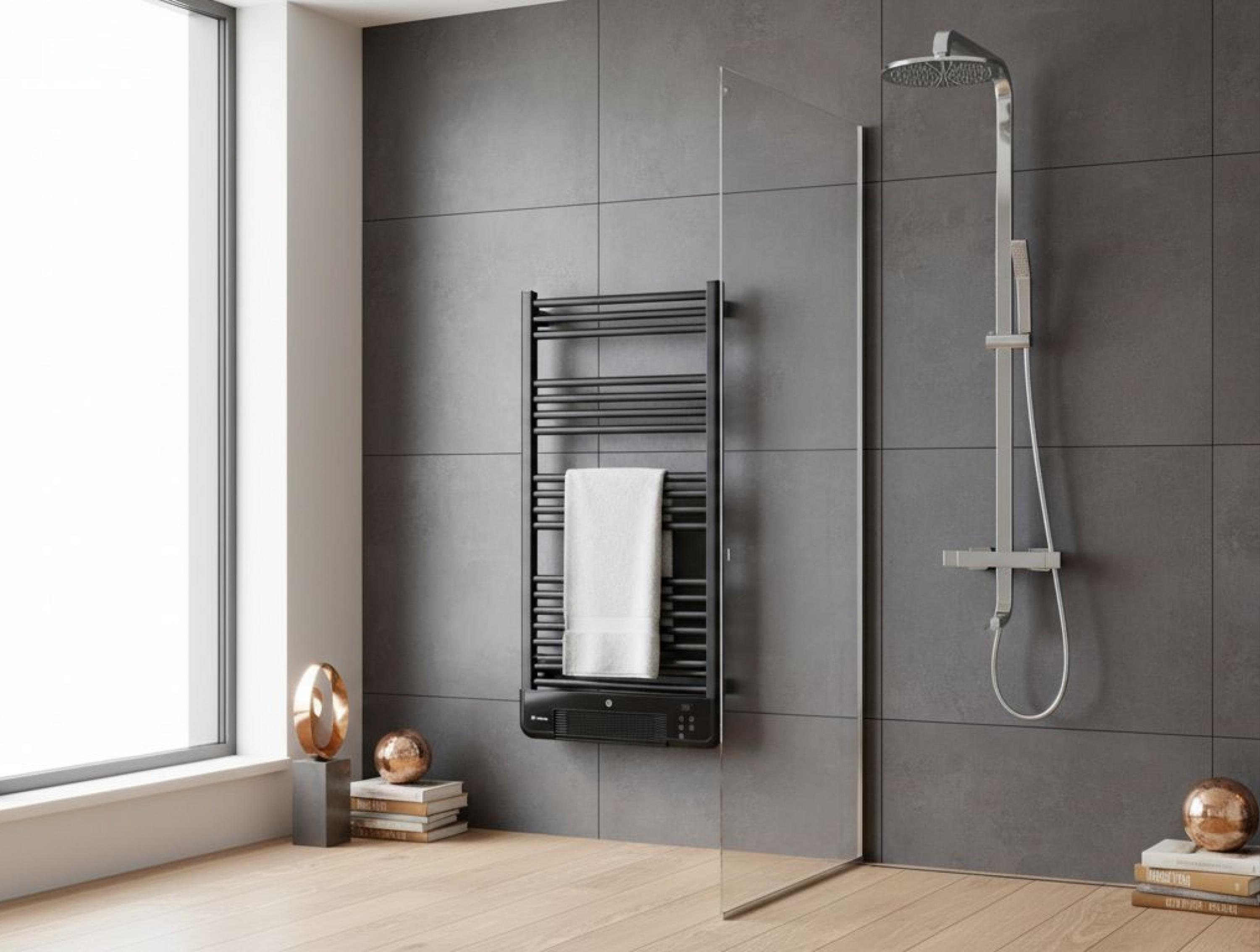 Un baño moderno con toallero negro, ducha y gran ventanal.