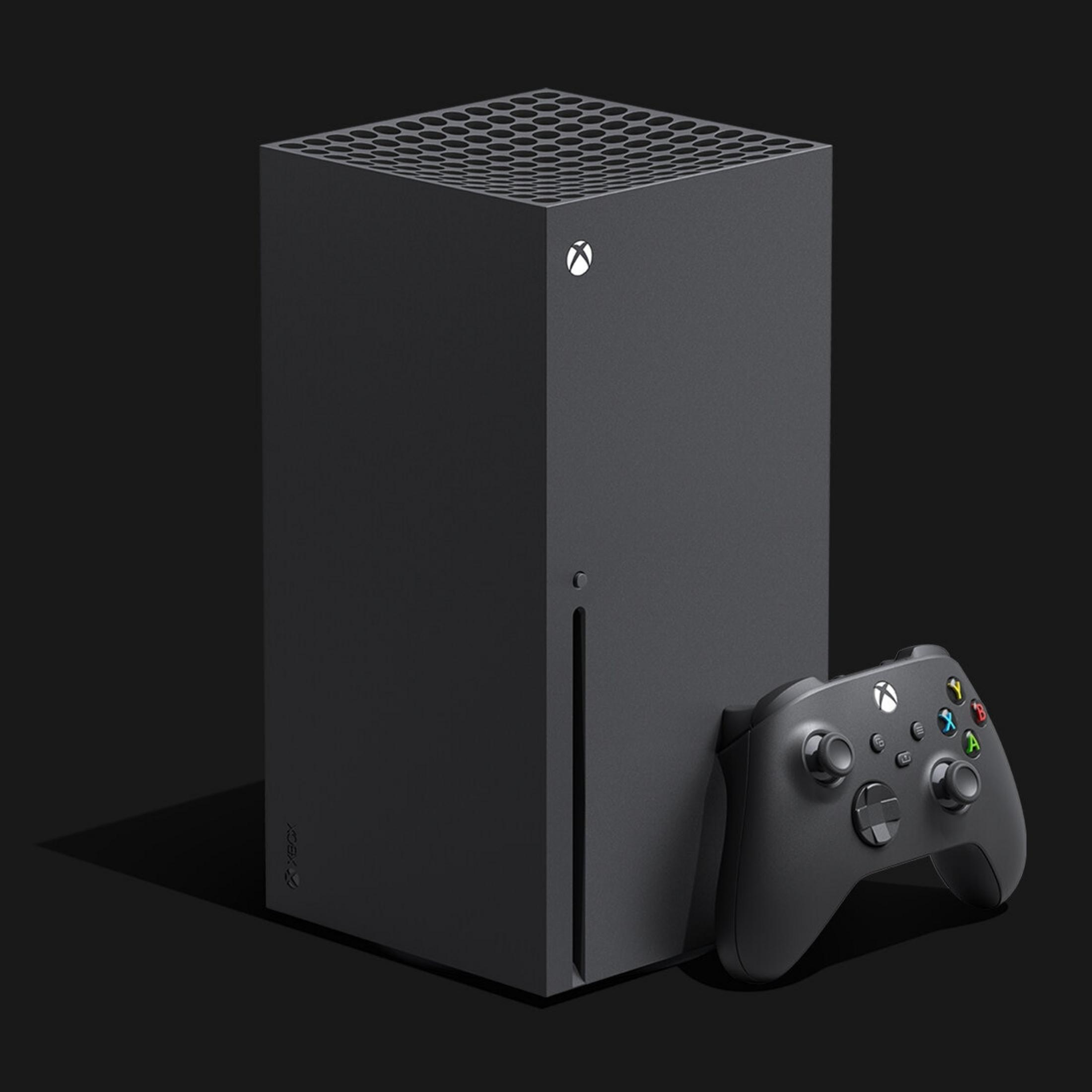 Czarna konsola Xbox Series X na ciemnym tle z kontrolerem obok.