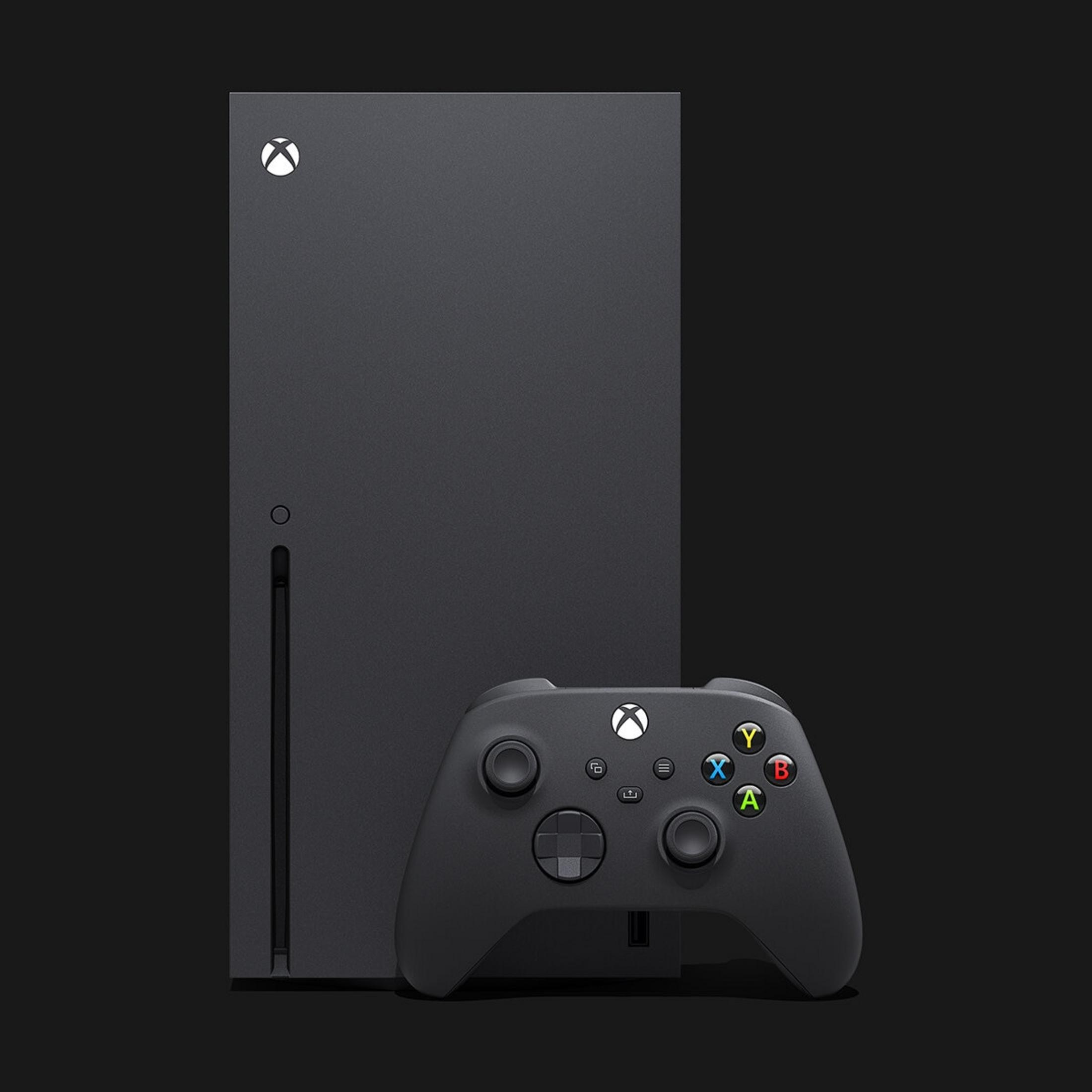 Czarny kontroler Xbox Series X leży przed czarną konsolą Xbox Series X.