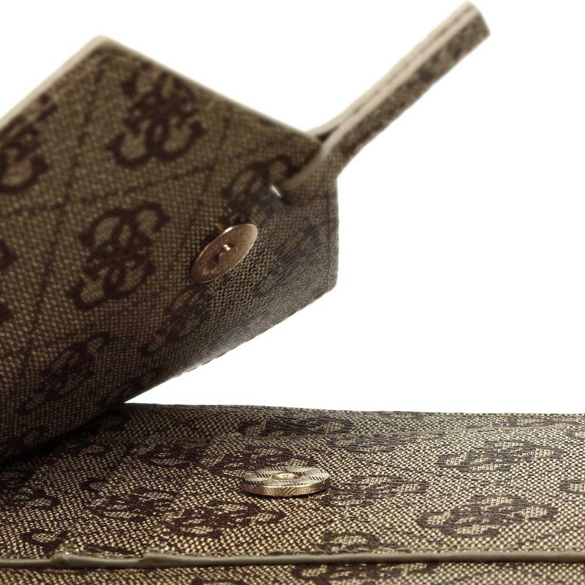 Borsa Guess marrone con monogramma e chiusura a bottone.