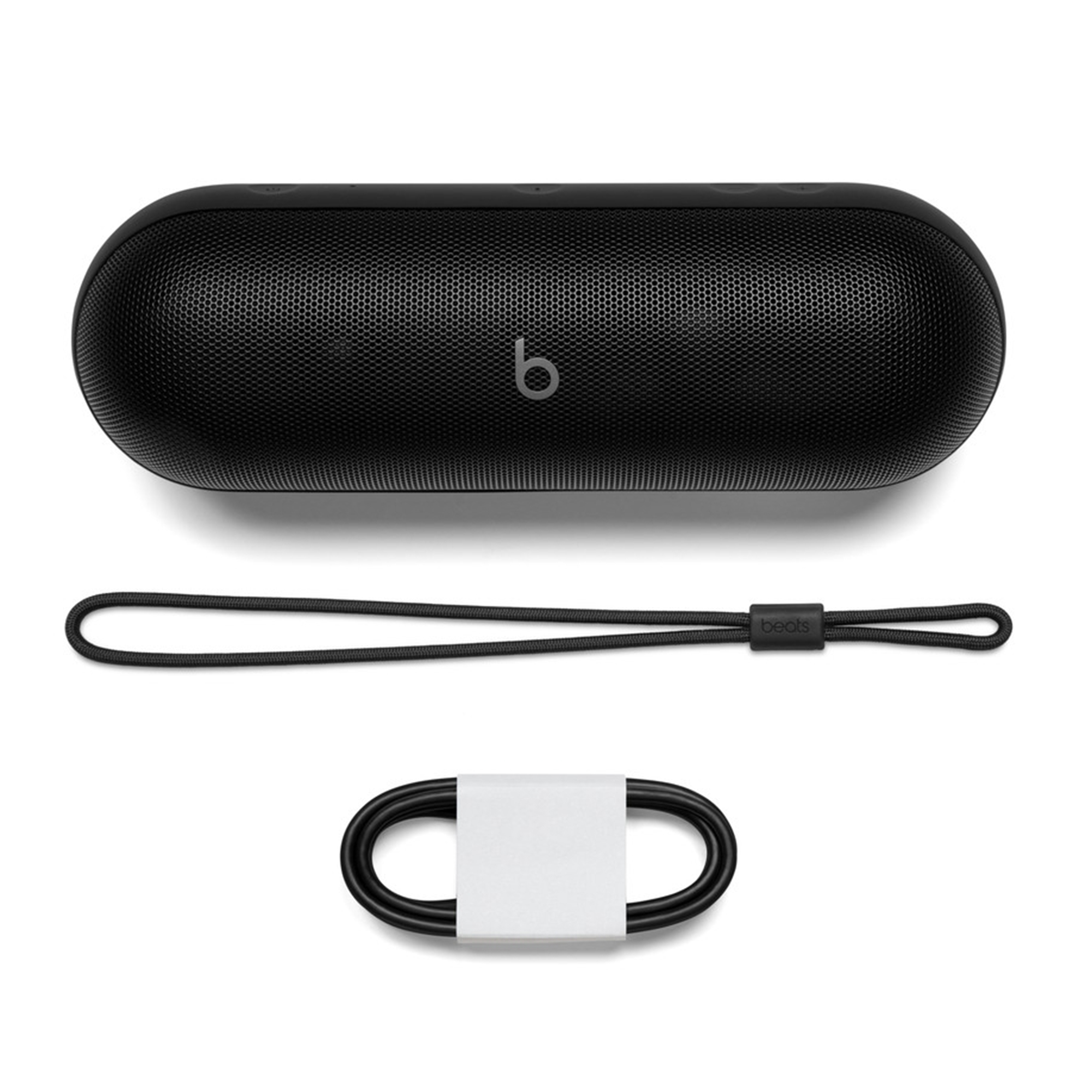 Zwarte Bluetooth speaker met draagriem en oplaadkabel.
