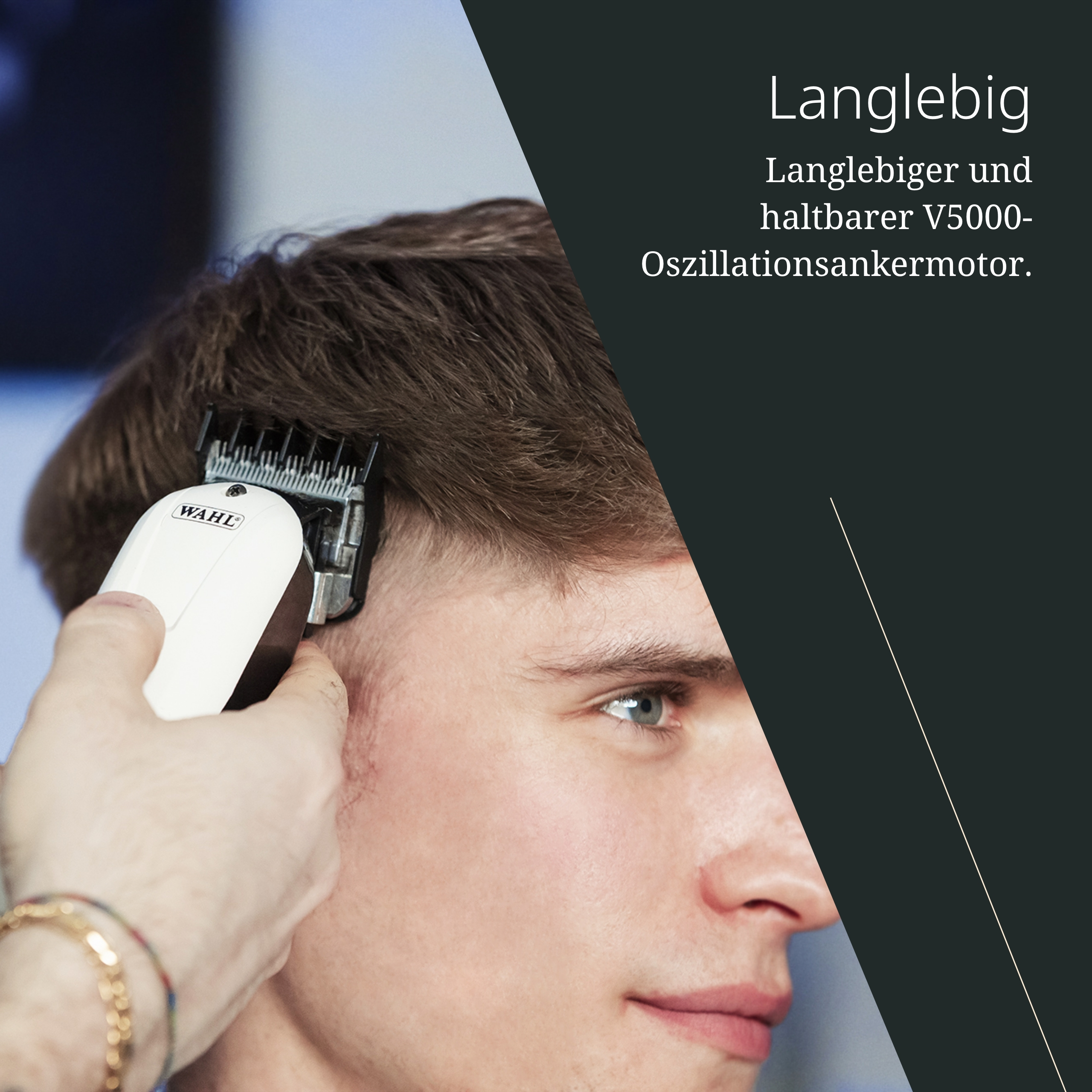 Ein weißer Haarschneider von Wahl wird am Kopf eines Mannes verwendet.