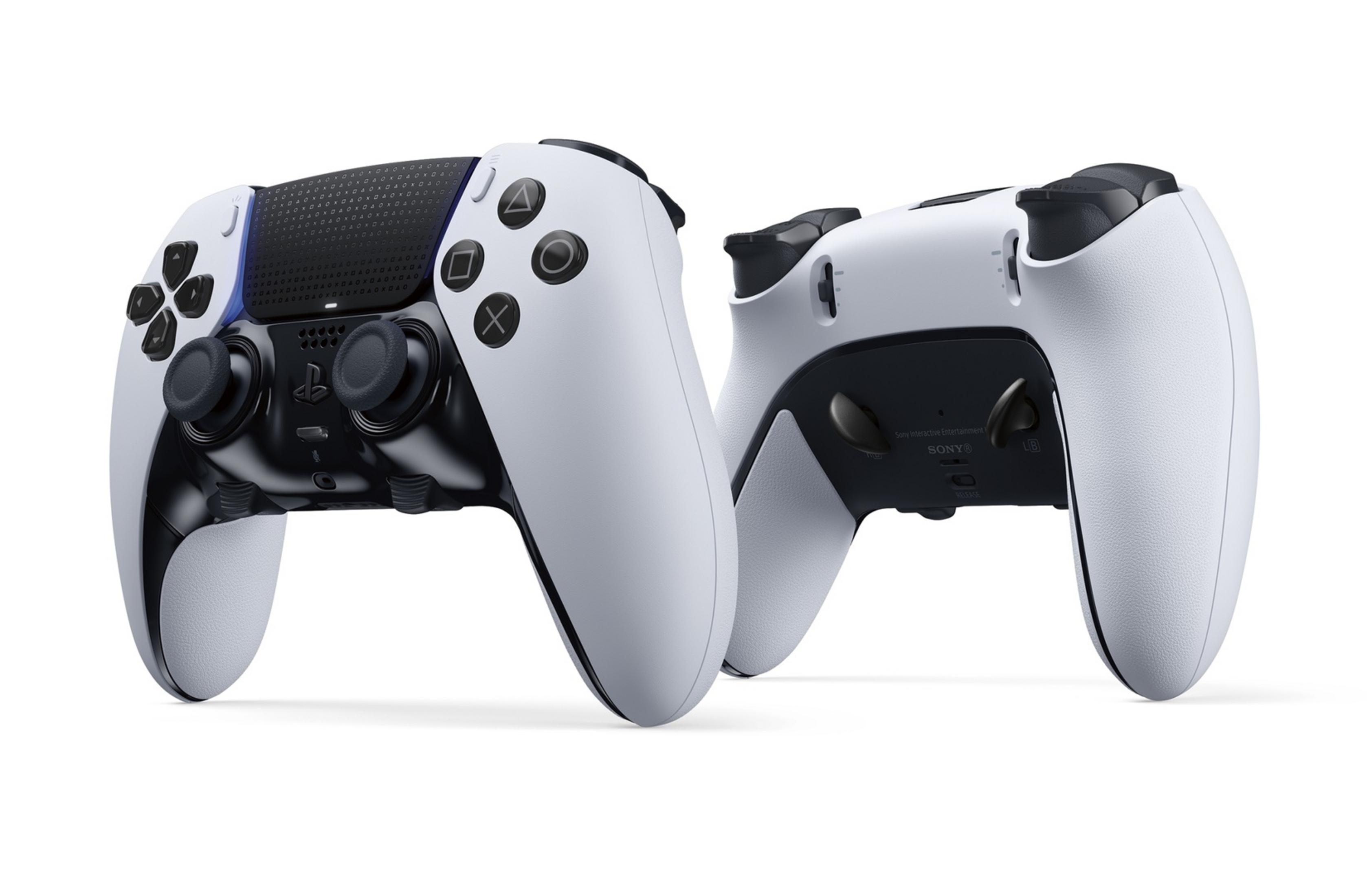 Due controller PlayStation 5 bianchi e neri, uno accanto all'altro, con focus sulla parte anteriore.
