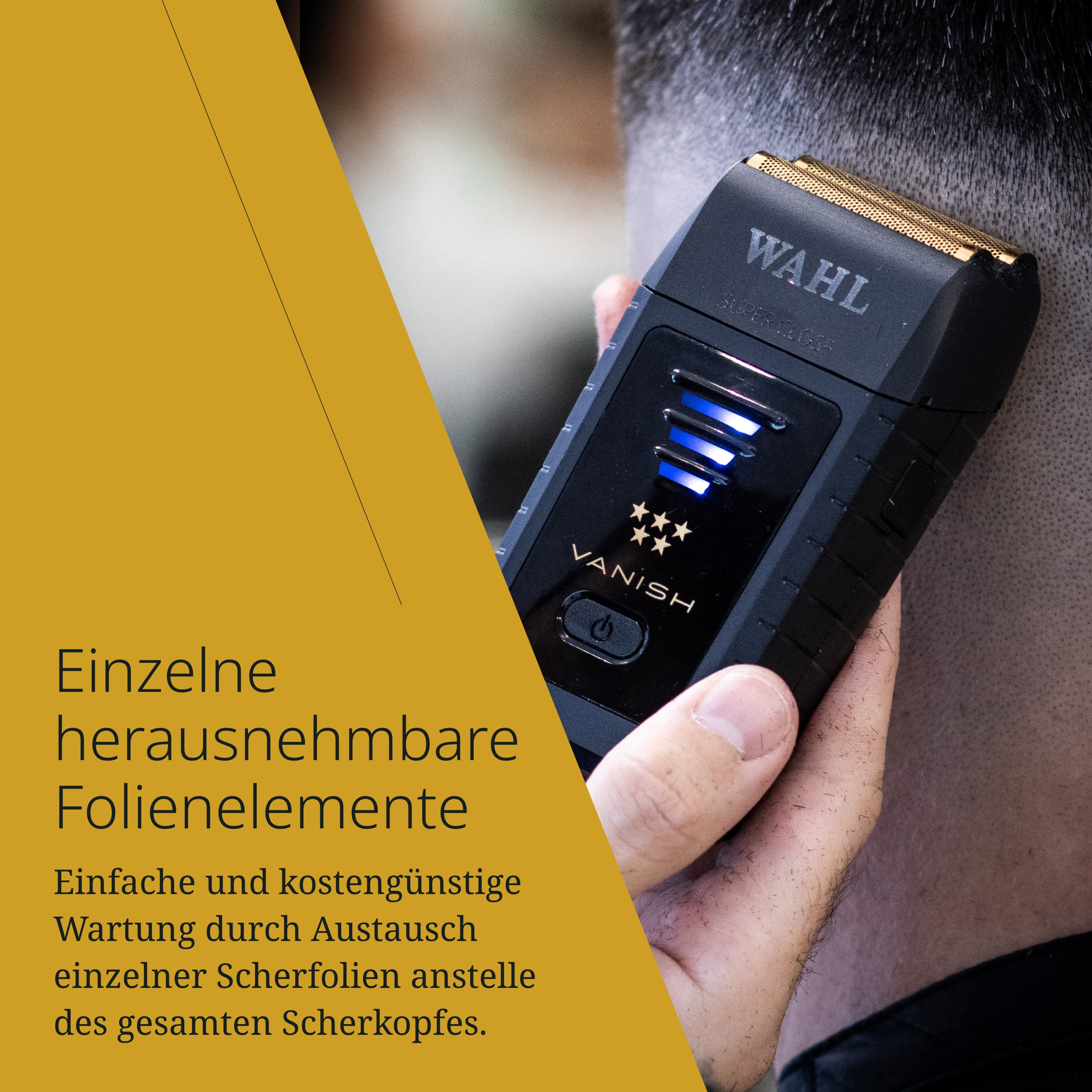 Mężczyzna goli się czarną maszynką Wahl ze złotymi foliami tnącymi.