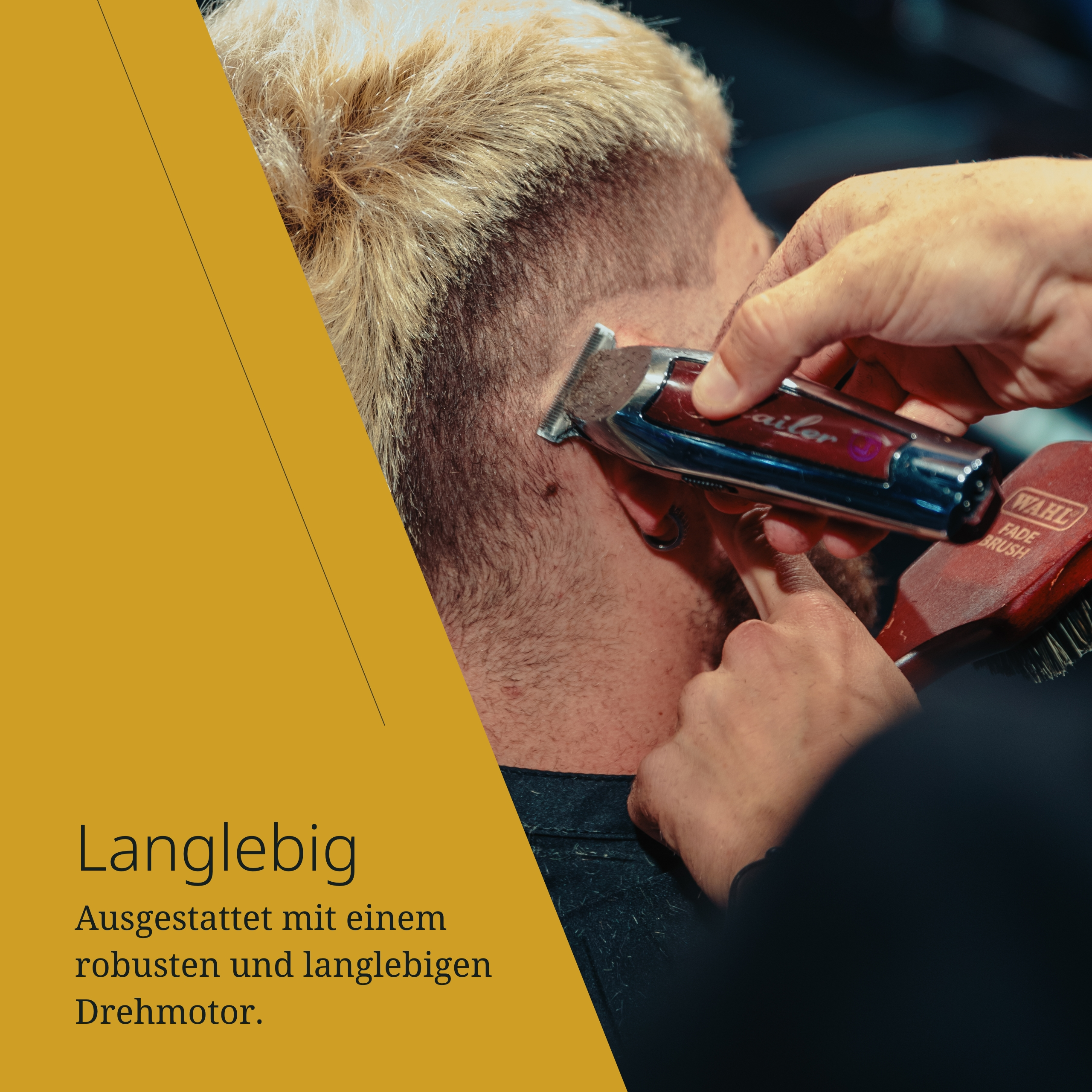 Ein Friseur trimmt das blonde Haar eines Mannes mit einer silbernen Haarschneidemaschine.