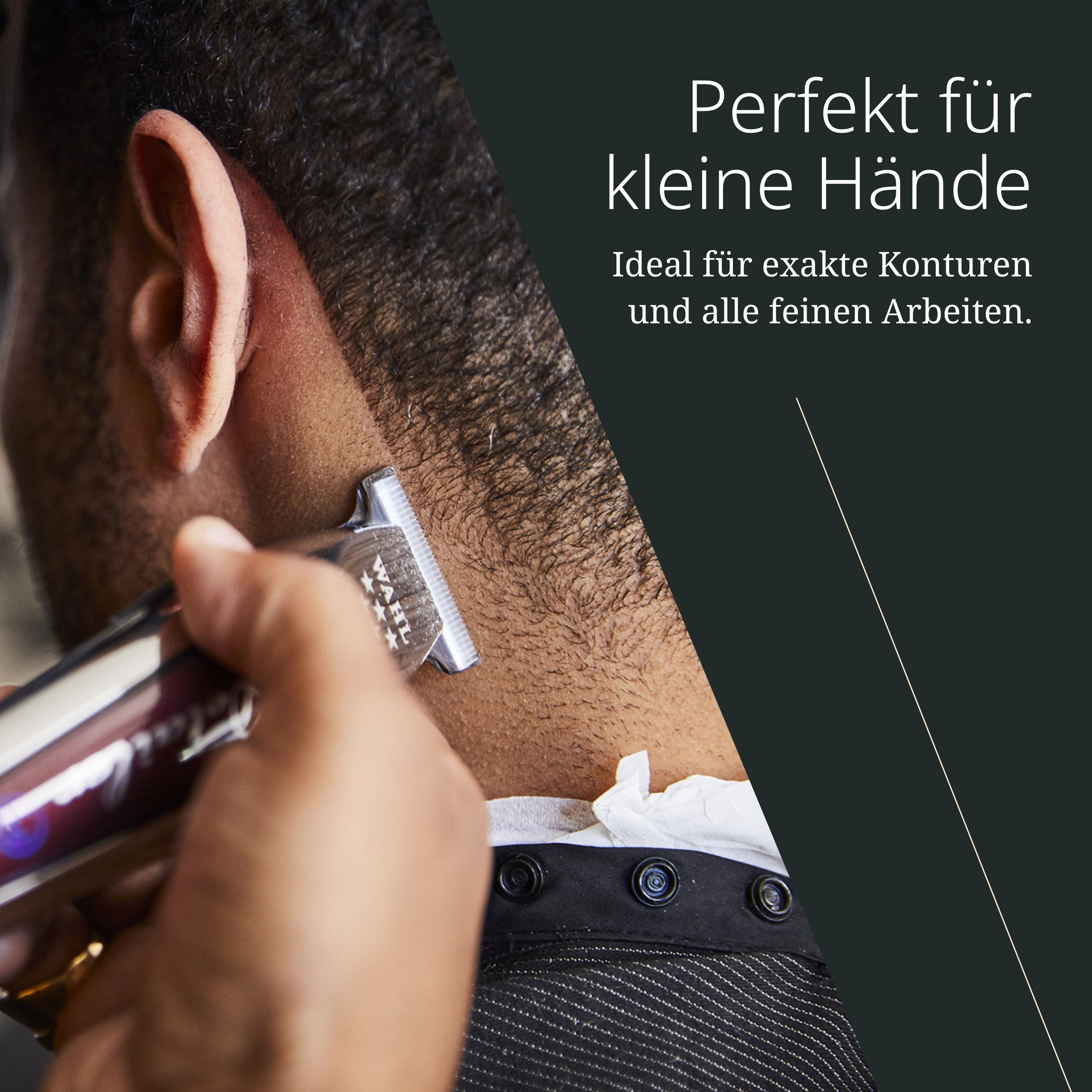 Ein Haarstylist rasiert präzise die Nackenhaare eines Mannes mit einem Trimmer.