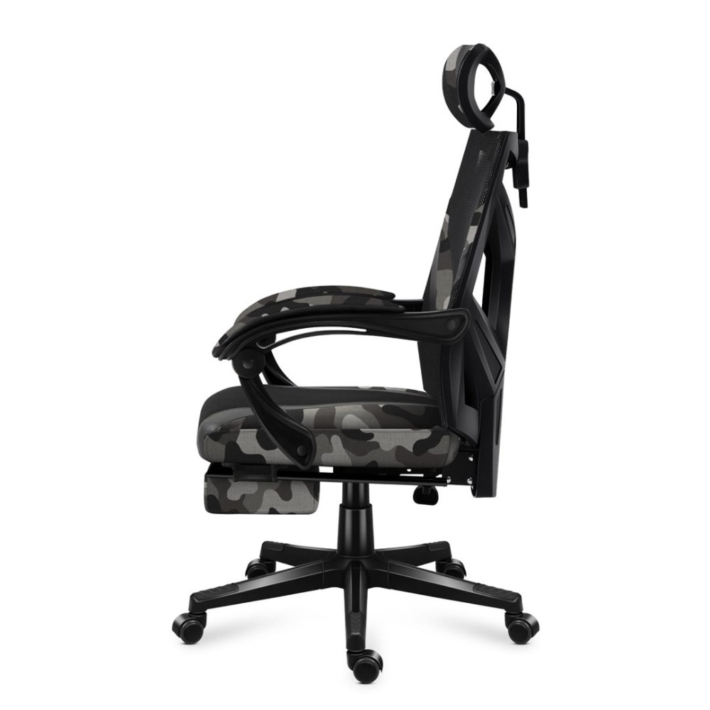 Czarny fotel biurowy z motywem kamuflażu, regulowanym zagłówkiem i podnóżkiem.