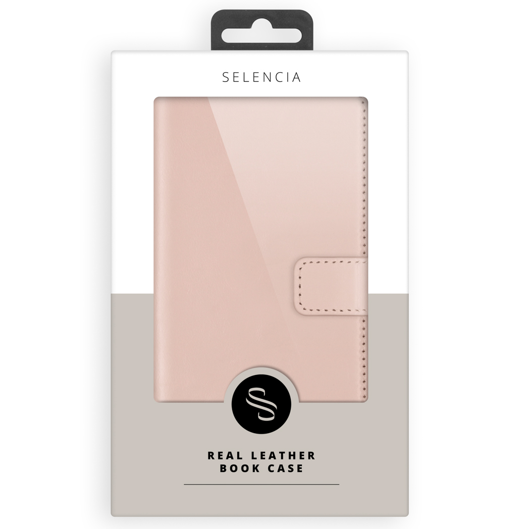 Een lichtroze leren boekomslag in een witte verpakking met Selencia logo.