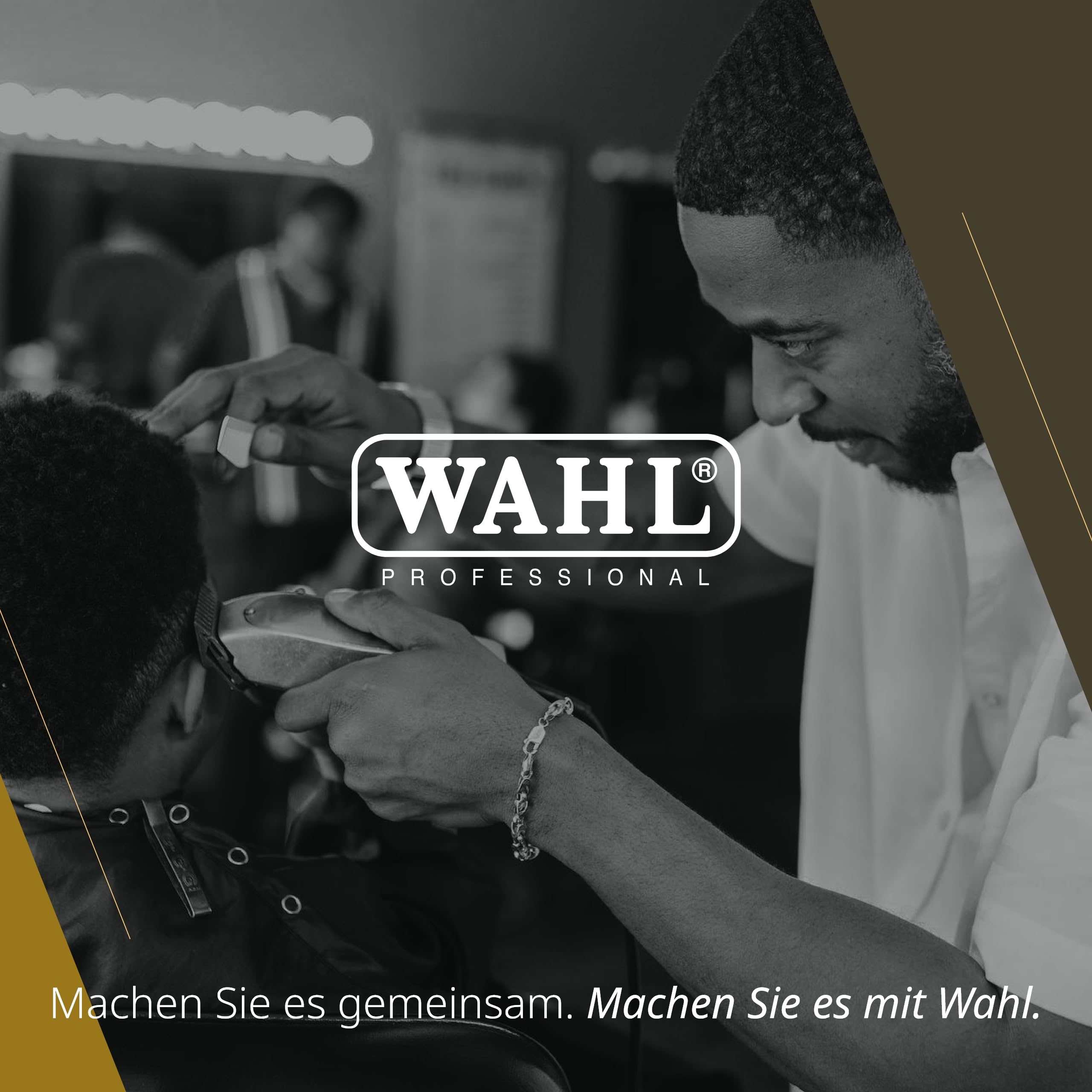 Ein Friseur schneidet mit einer Haarschneidemaschine die Haare eines Mannes.