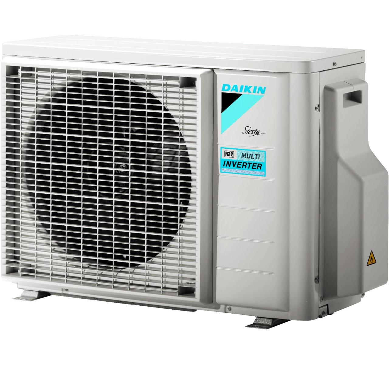 Unità esterna bianca di condizionatore Daikin con ventola ed etichette.