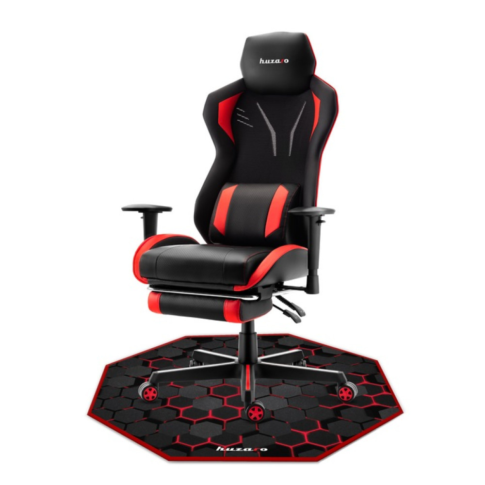 Schwarzer Gaming-Stuhl mit roten Akzenten auf einer sechseckigen Bodenmatte.