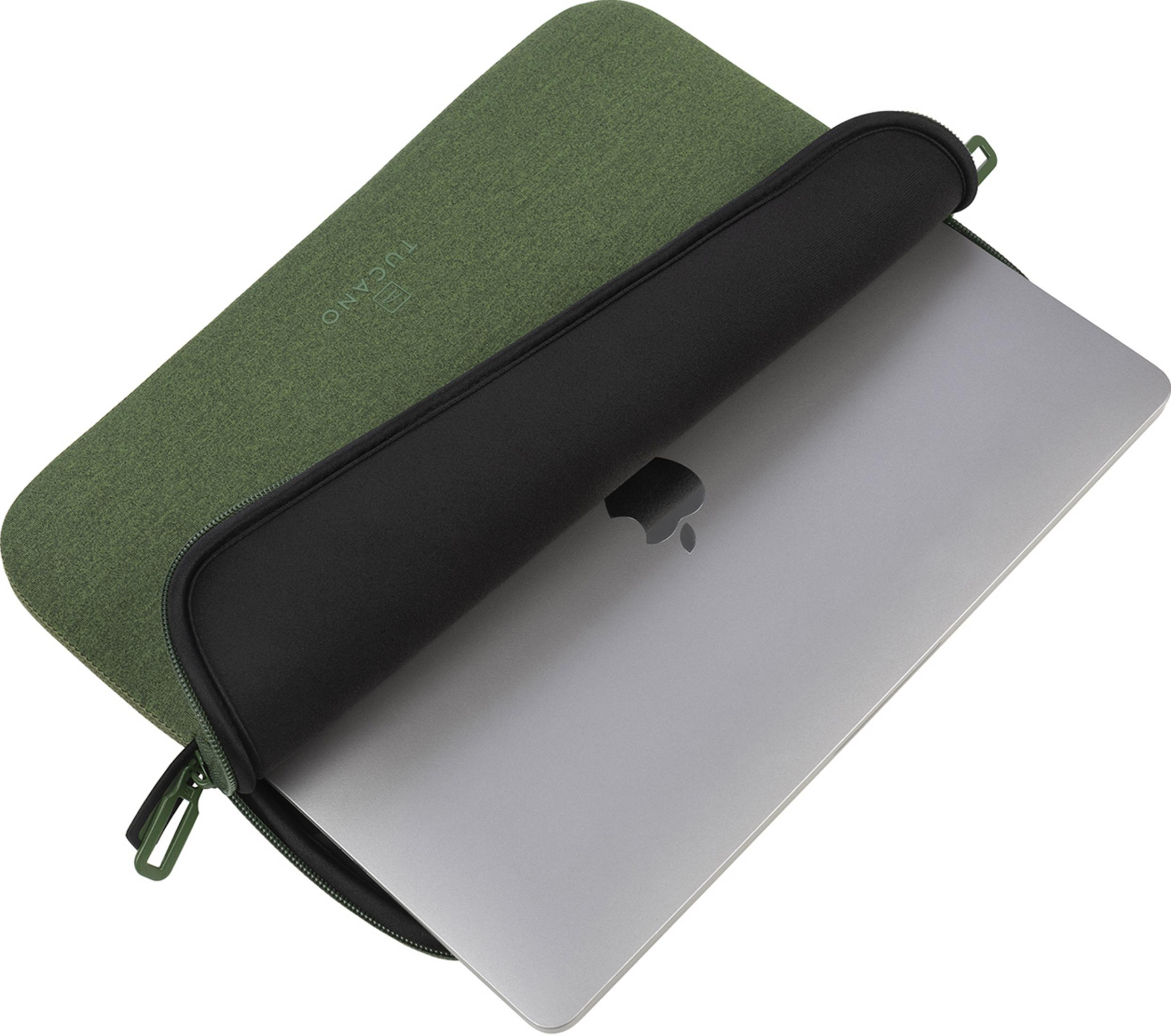 Un laptop argentato con logo Apple in una custodia verde Tucano.