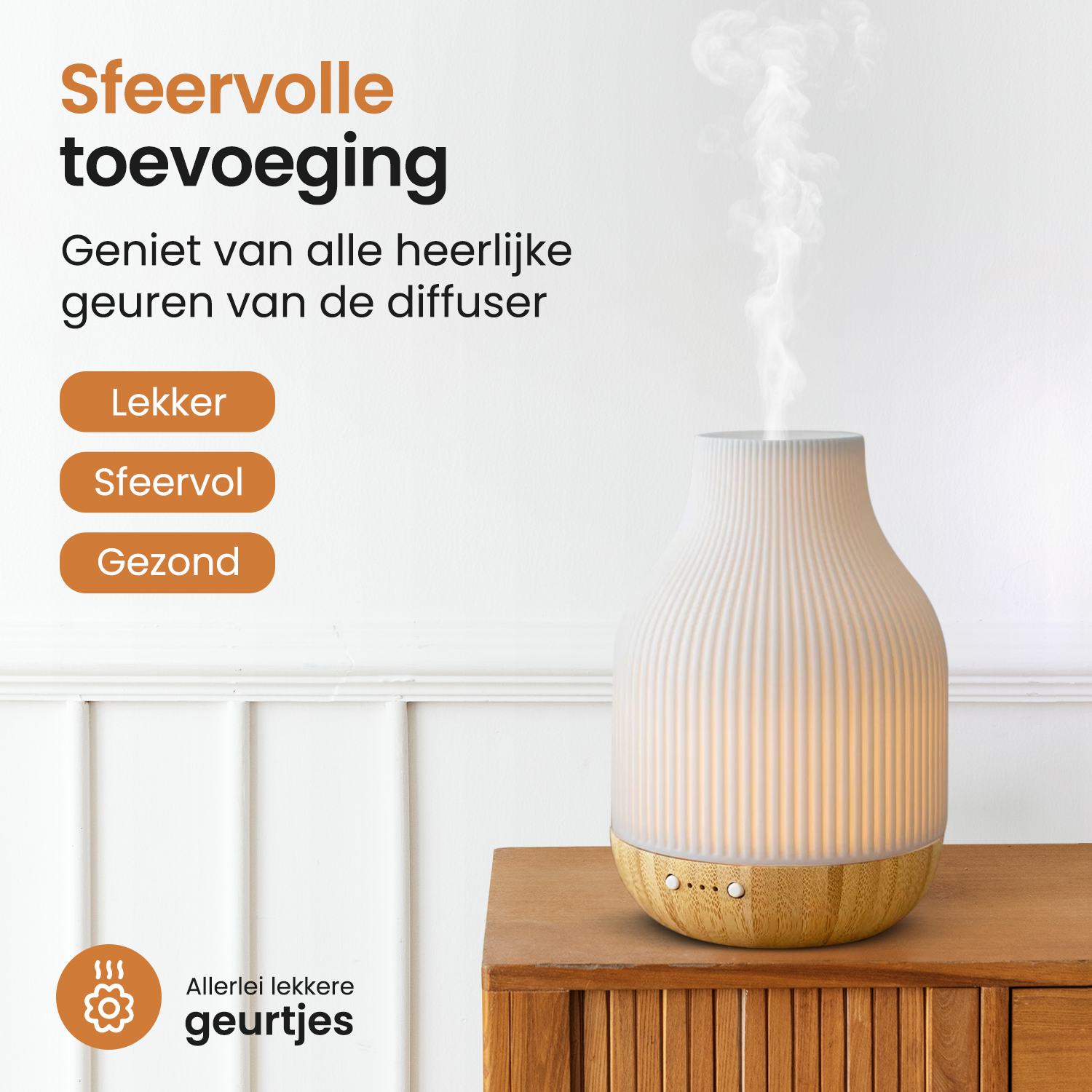Een diffuser met houten voet en wit geribd lichaam geeft stoom af.