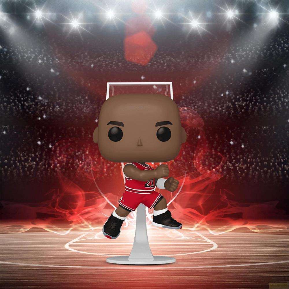 Figurka Funko Pop Michaela Jordana w czerwonym stroju, na boisku do koszykówki.