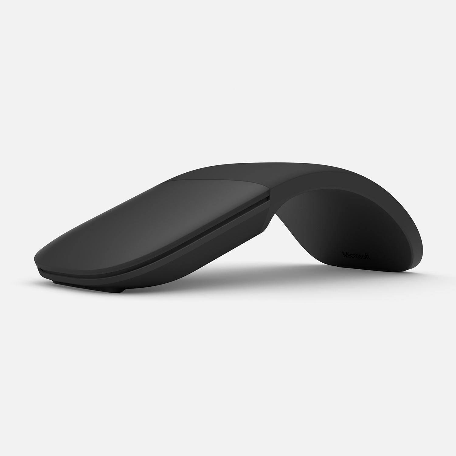 Mouse Microsoft Arc nero su sfondo bianco.
