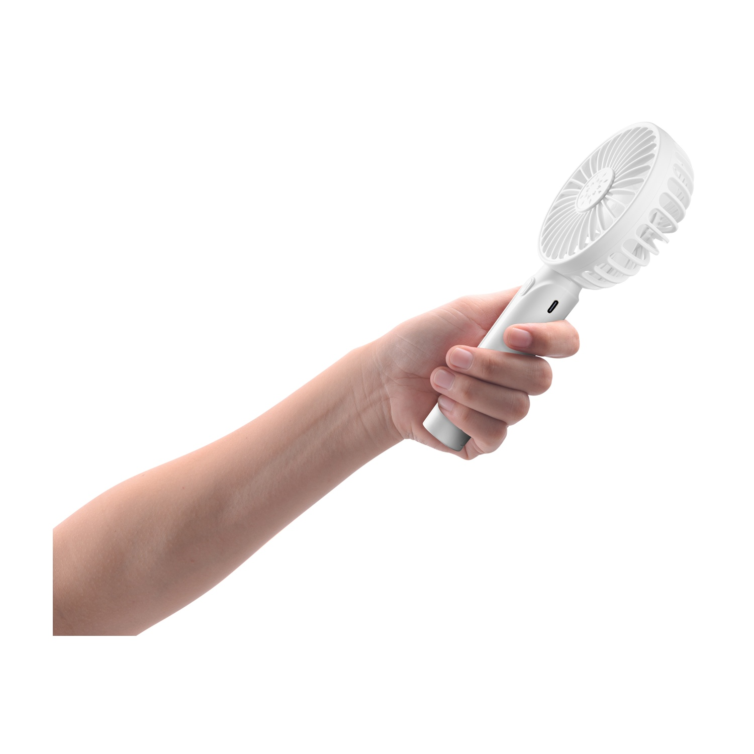 Una mano tiene un ventilatore portatile bianco con porta USB.