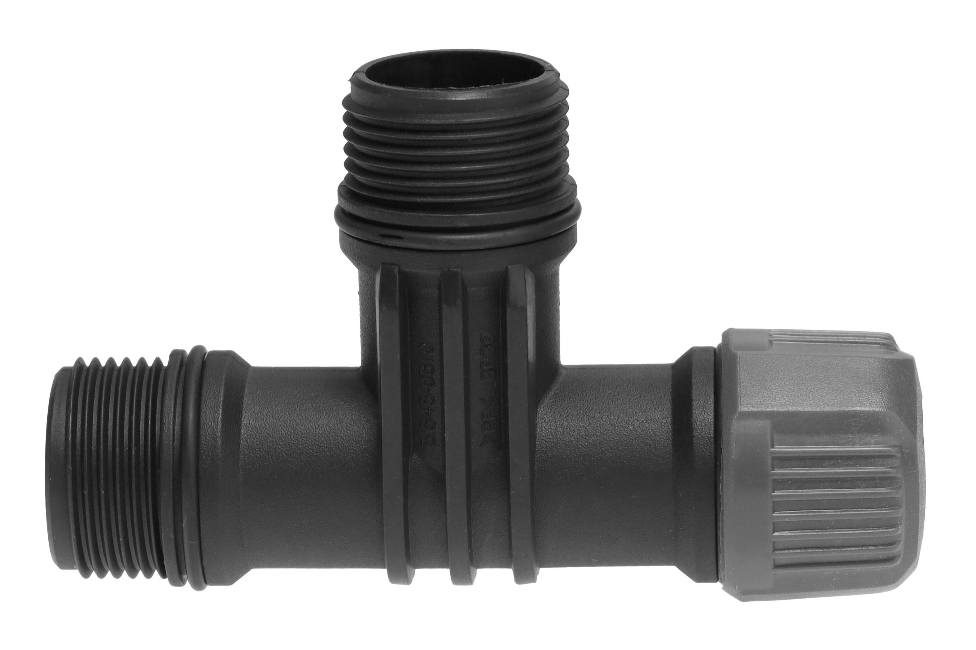 Conector en T negro con roscas macho y racor gris, aislado sobre blanco.