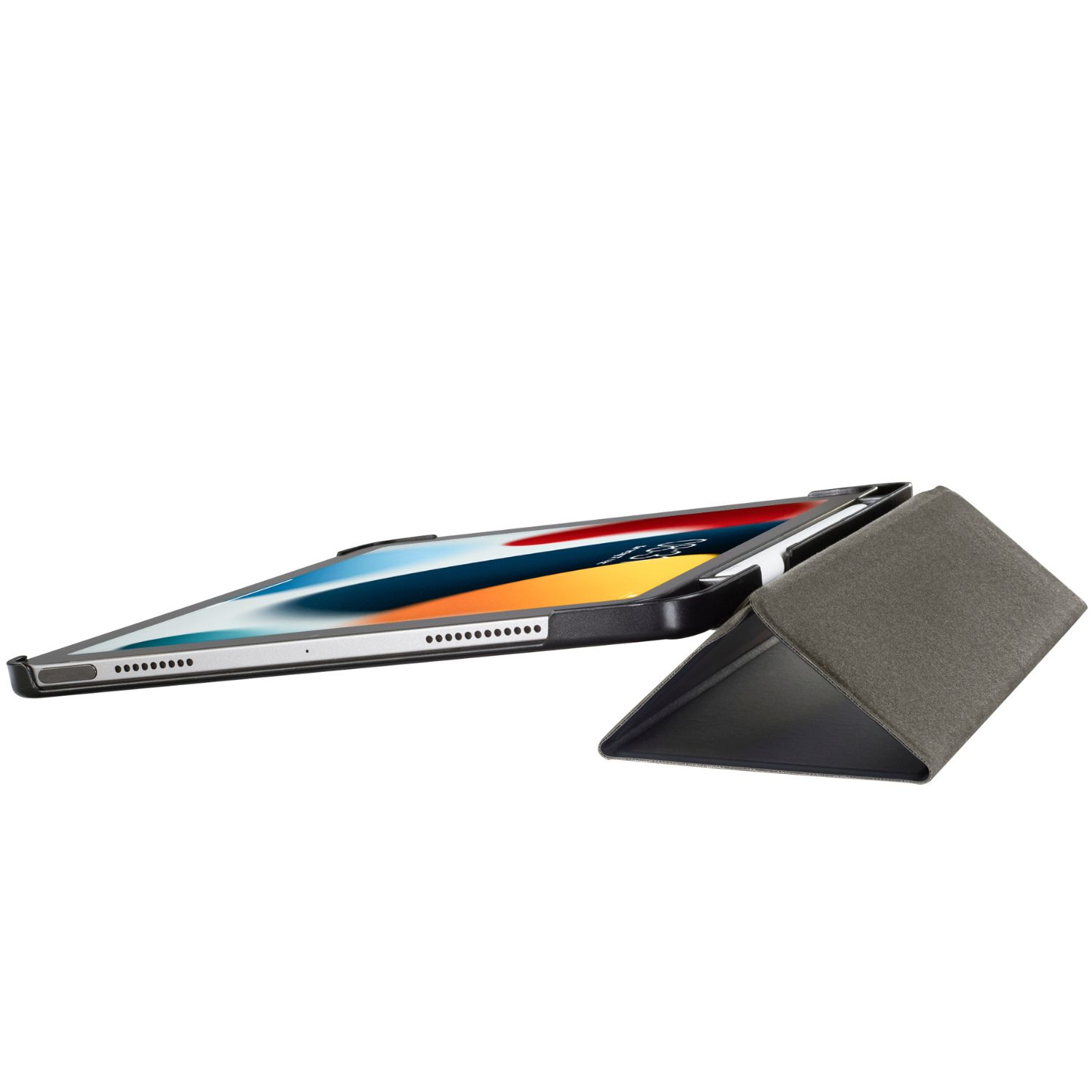 Tablet z szarą okładką ochronną, ustawiony pod kątem na białej powierzchni.