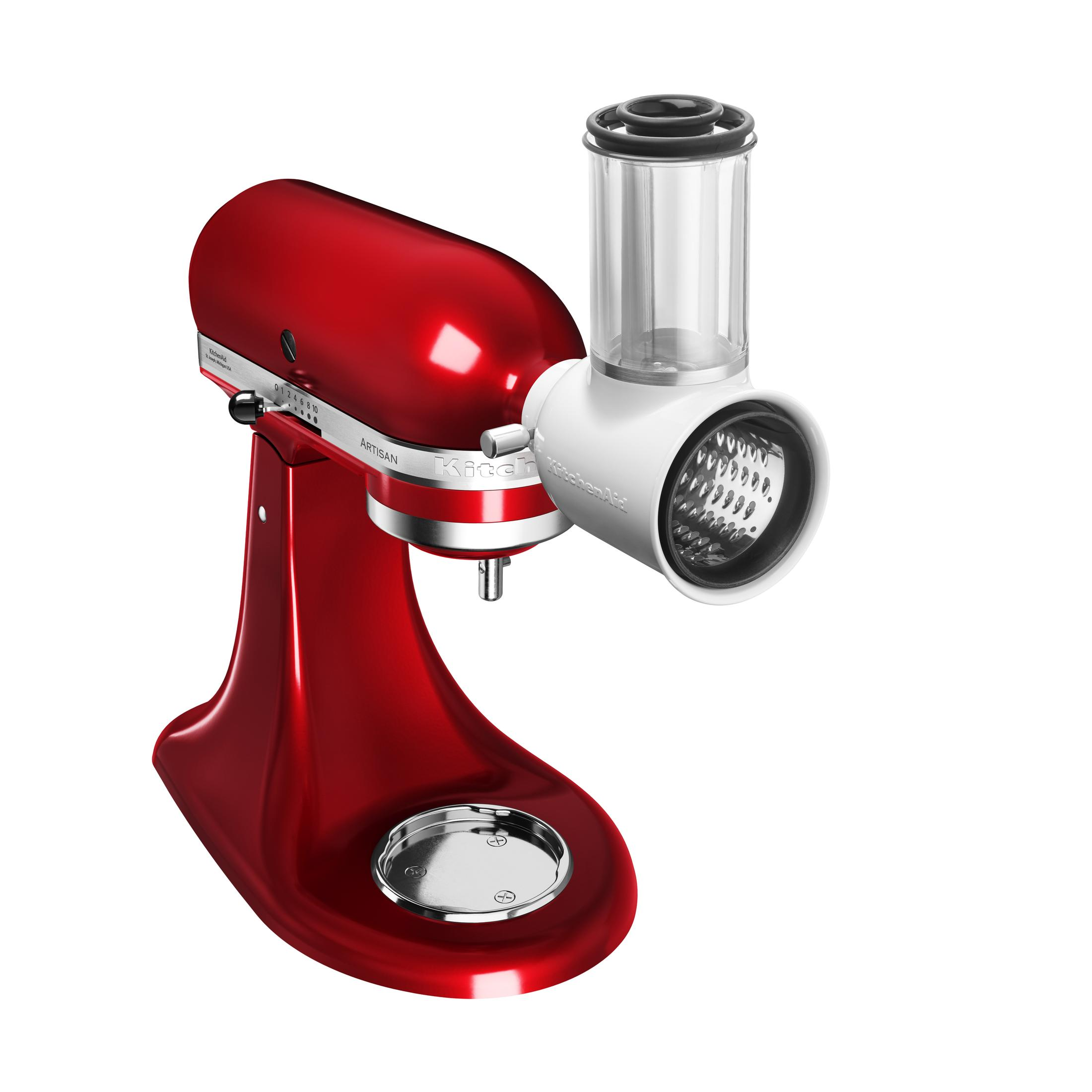 Rendelenmiş ve doğranmış aparatlı kırmızı KitchenAid stand mikseri.