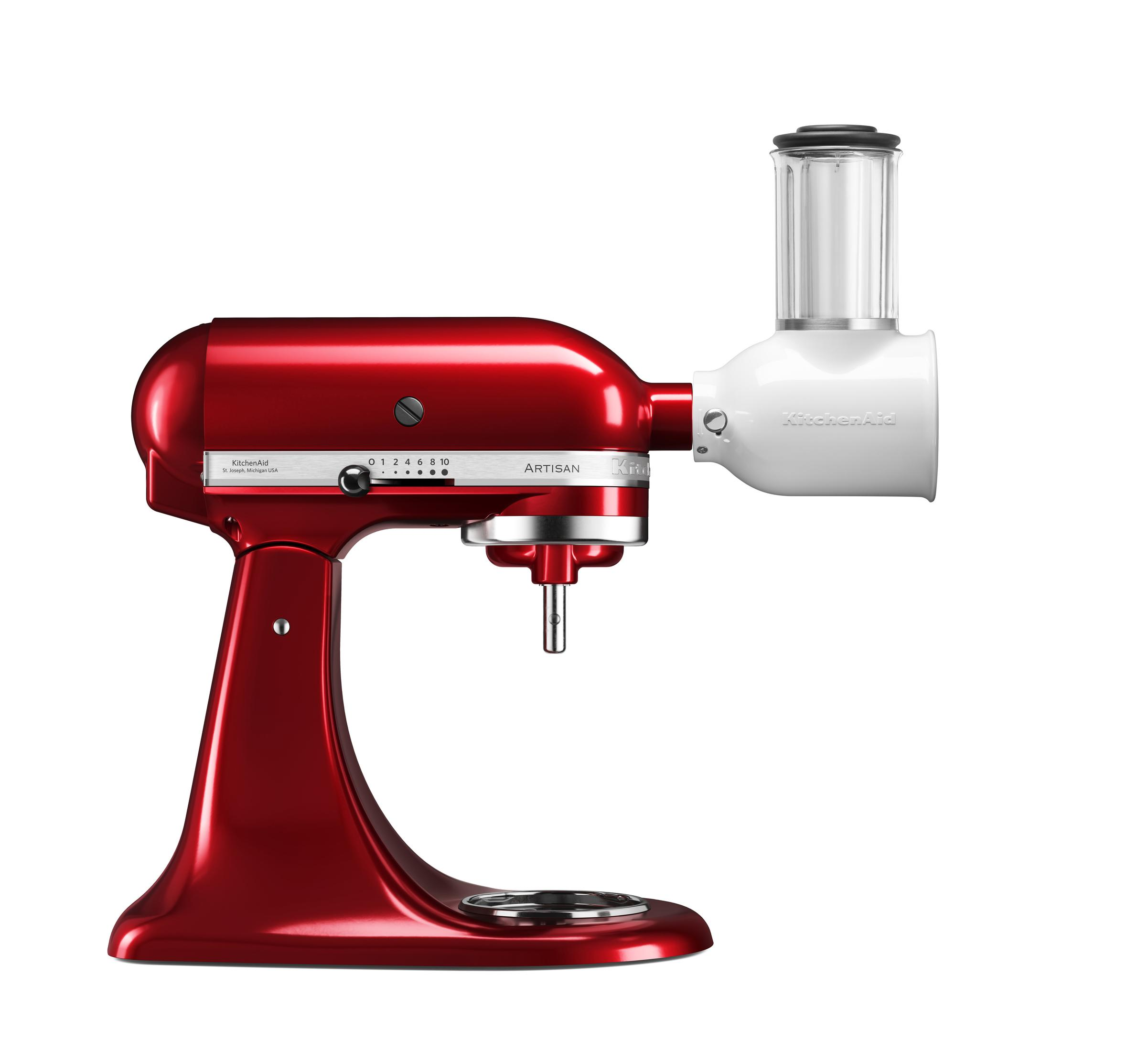 Beyaz bir aparatlı kırmızı KitchenAid Artisan stand mikseri beyaz arka planda.