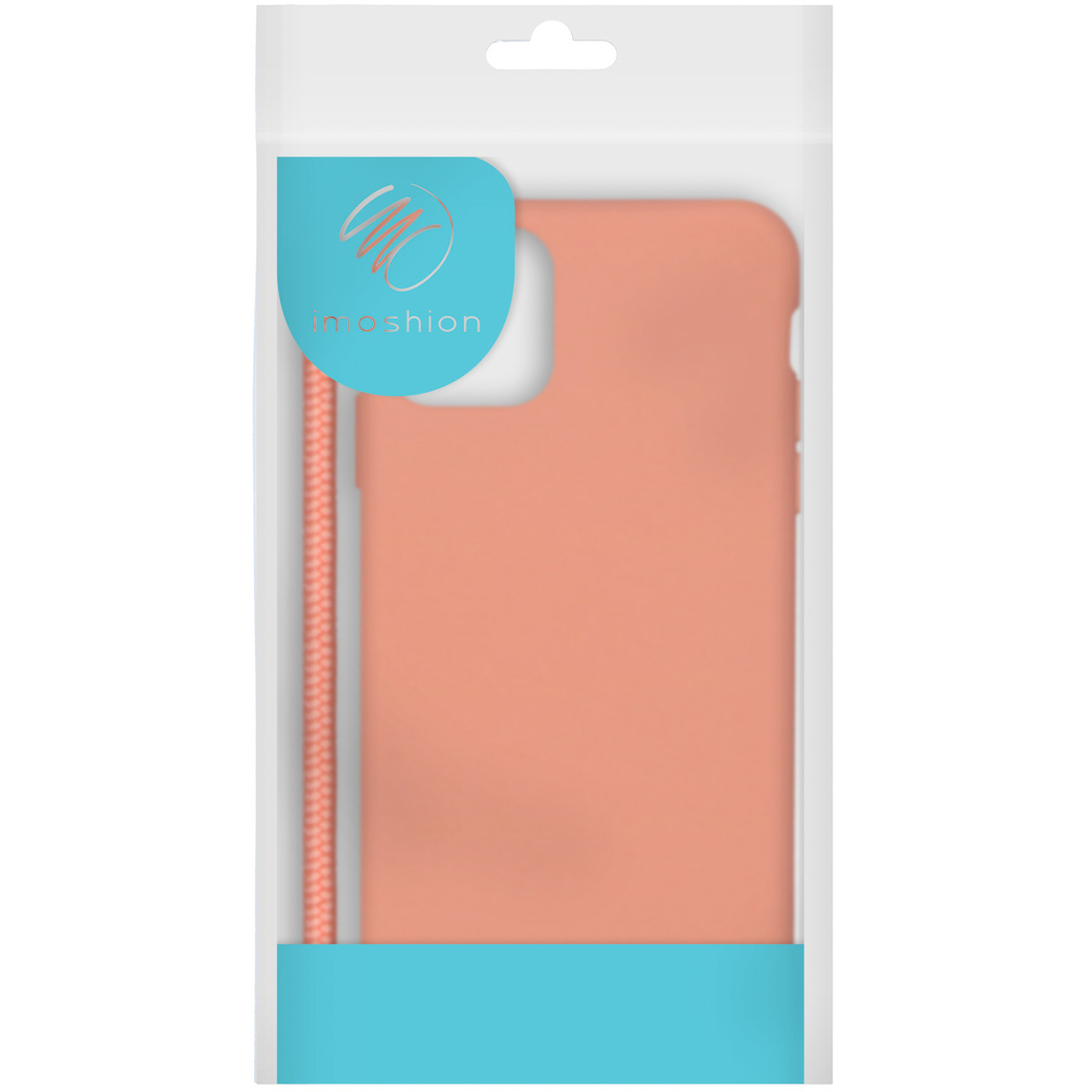 Een perzikkleurige telefoonhoes met blauw logo en koord in verpakking.