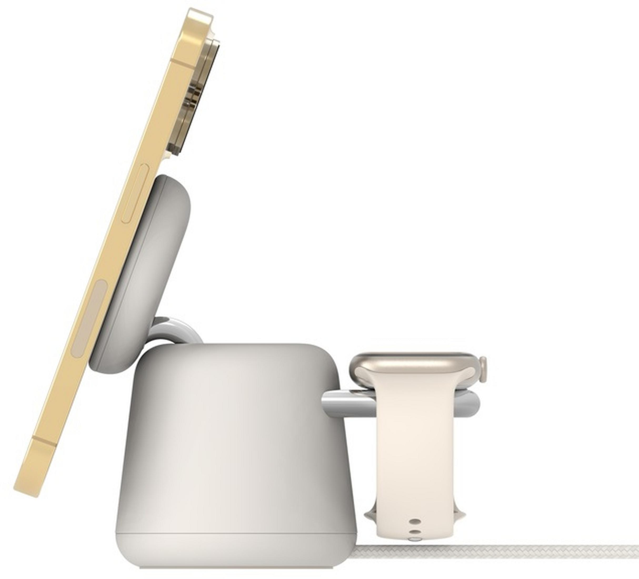 iPhone dorato e Apple Watch argentata su base di ricarica, sfondo bianco.