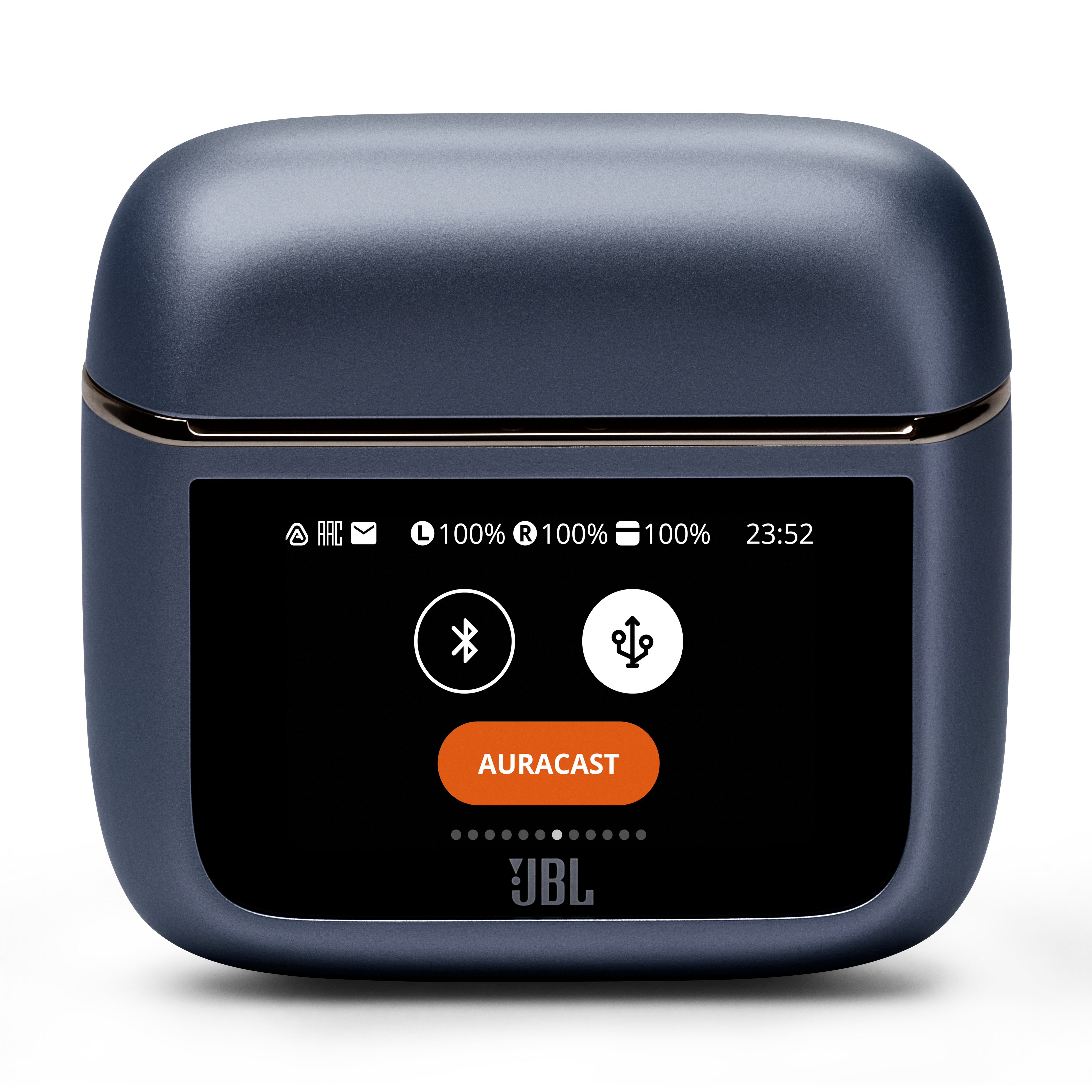 Dunkelblaues JBL-Etui mit Touchscreen zeigt Bluetooth-, USB- und Auracast-Symbole.