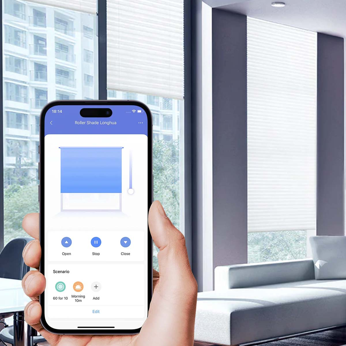 Bir el, açma, durdurma, kapama seçenekleri olan stor perde kontrol uygulamasını gösteren bir telefon tutuyor.
