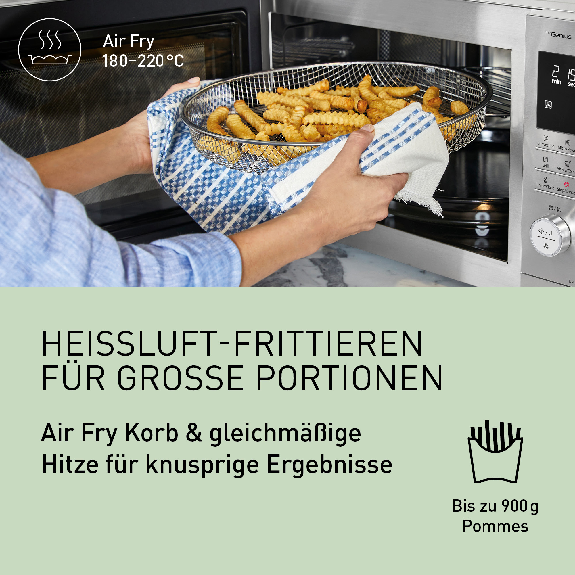 Osoba trzymająca kosz frytek z kuchenki mikrofalowej.