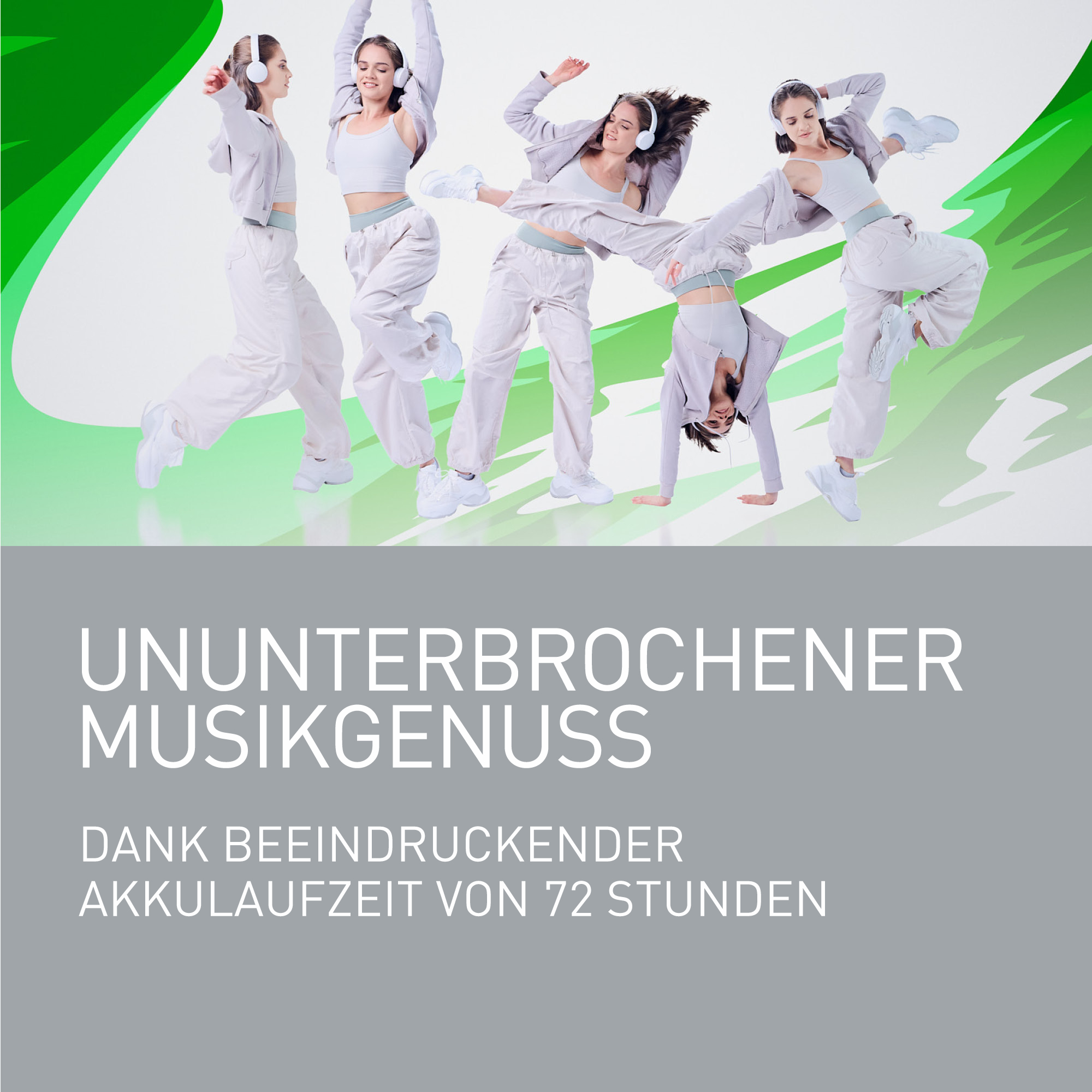 Fünf Tänzerinnen in beiger Kleidung mit Kopfhörern tanzen dynamisch.