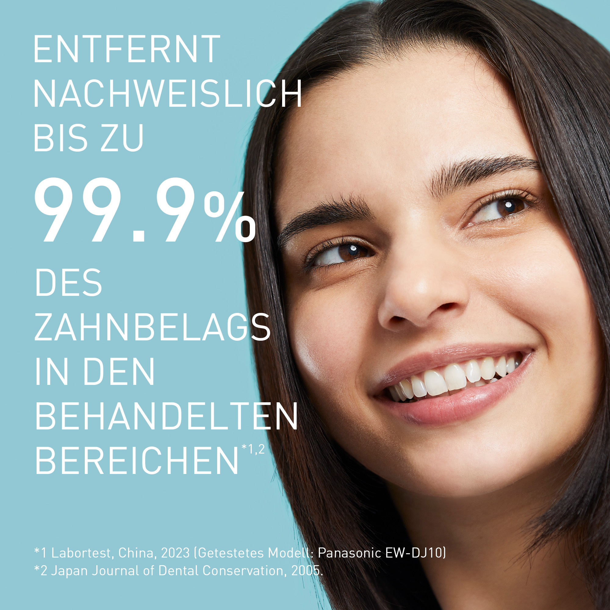 Frau lächelt mit weißen Zähnen vor hellblauem Hintergrund. Text: 99.9% Plaque entfernt.