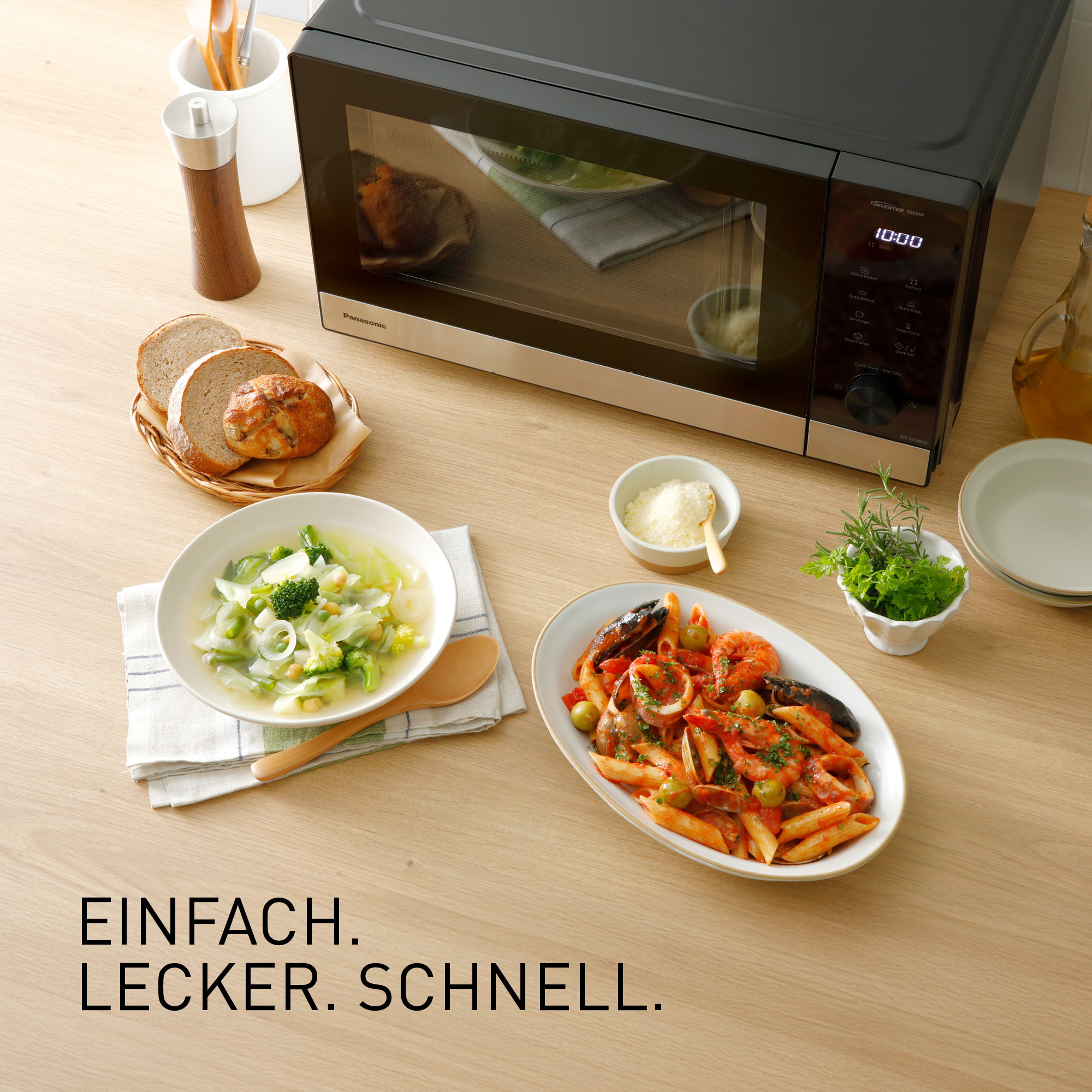 Kuchenka mikrofalowa obok pysznego jedzenia: zupa, makaron, chleb, przyprawy.