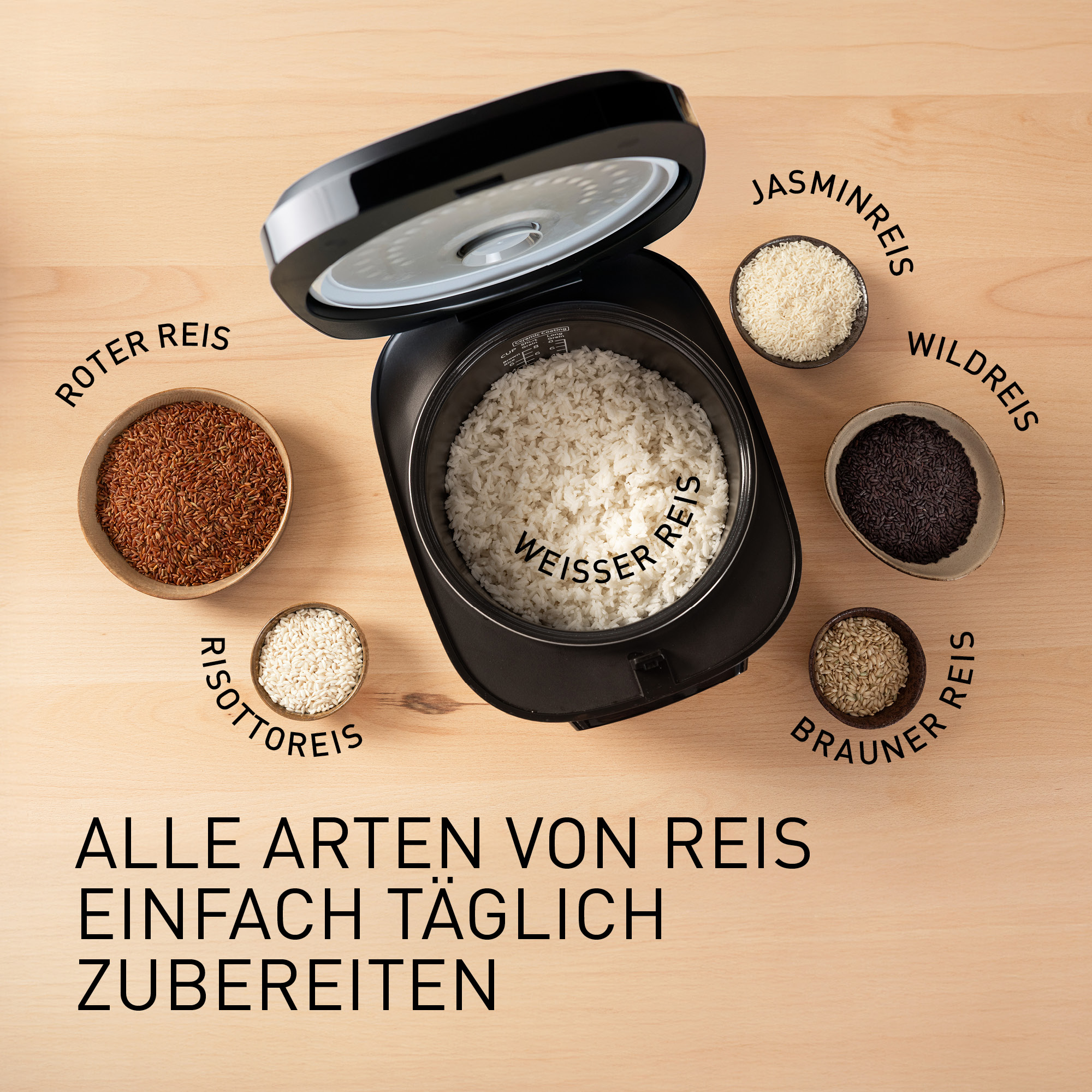 Ein Reiskocher mit verschiedenen Reissorten daneben: roter, Jasmin-, Wild-, brauner Reis, Risotto- und weißer Reis.