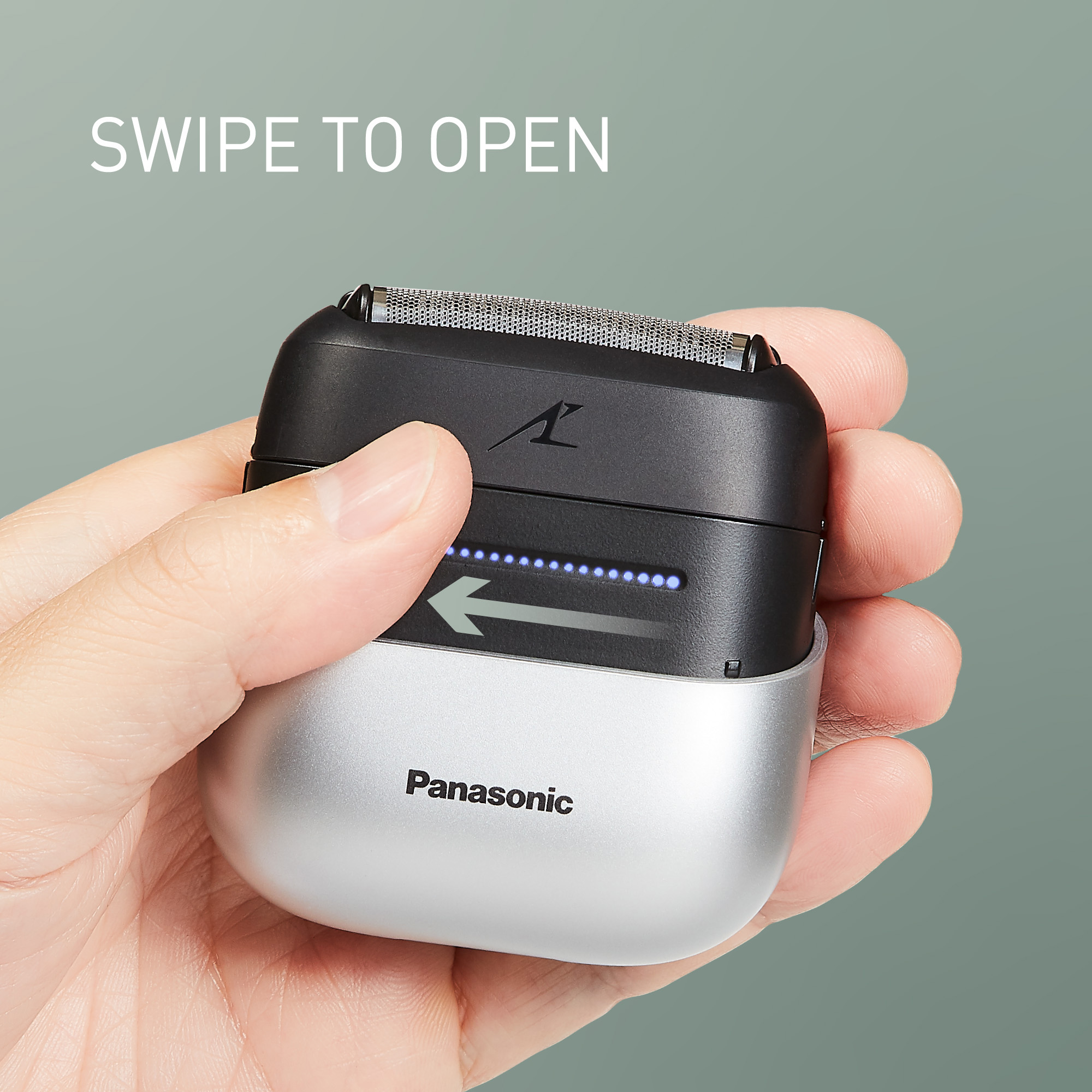 Eine Hand hält einen silbernen und schwarzen Panasonic Rasierer mit blauen Lichtern.