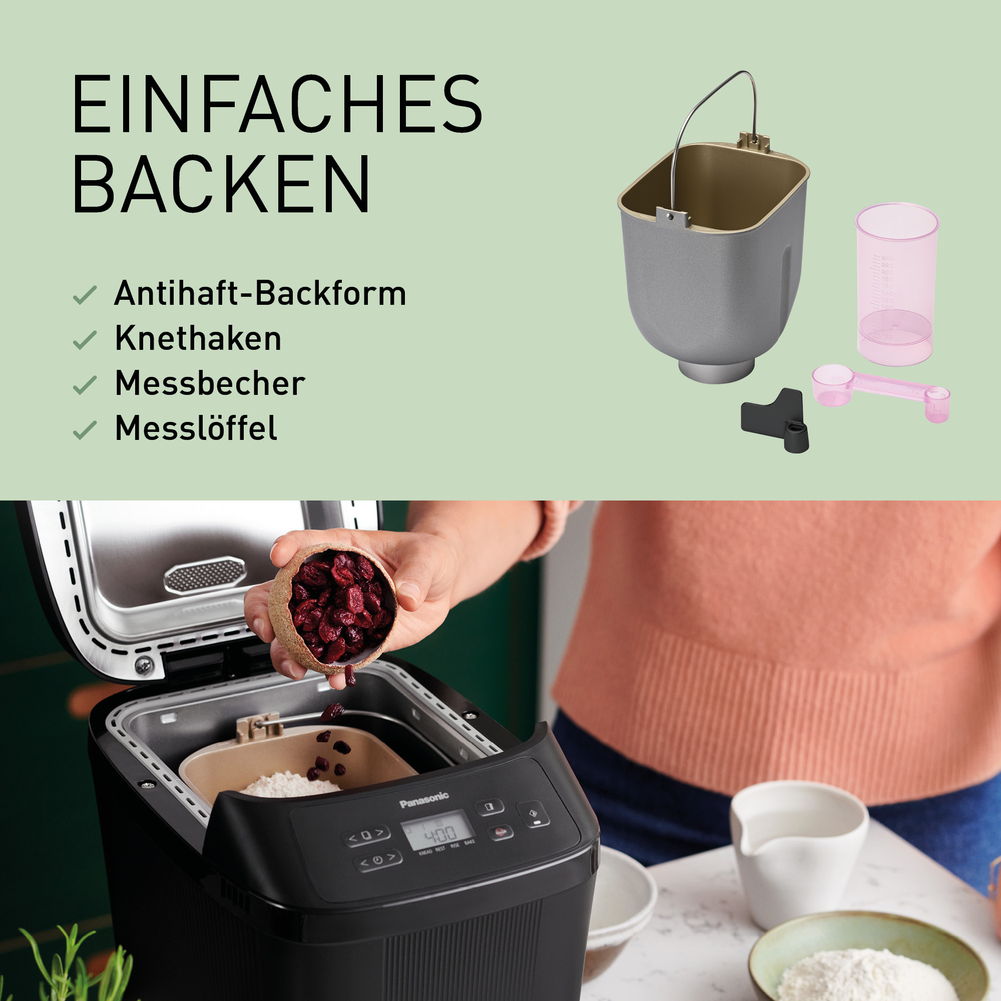 Brotbackautomat mit Zubehör und Zutaten. Eine Hand gibt Rosinen hinzu.