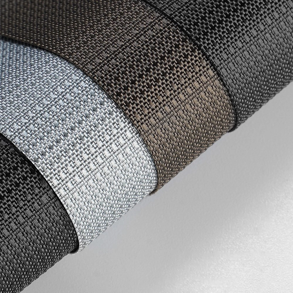Diversi rotoli di materiale intrecciato nei toni grigio, argento e marrone.