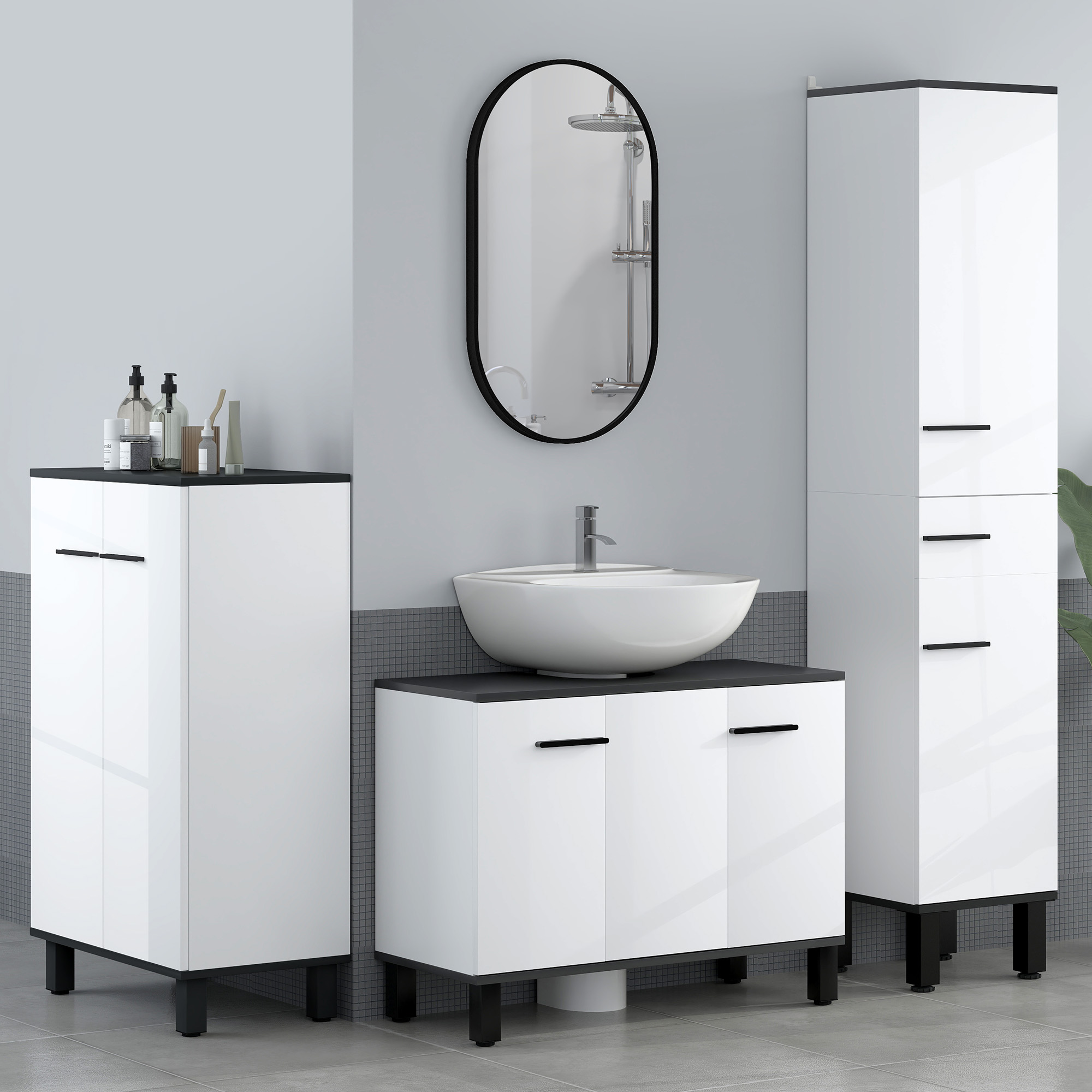 Un baño moderno con gabinetes blancos, lavabo y espejo.